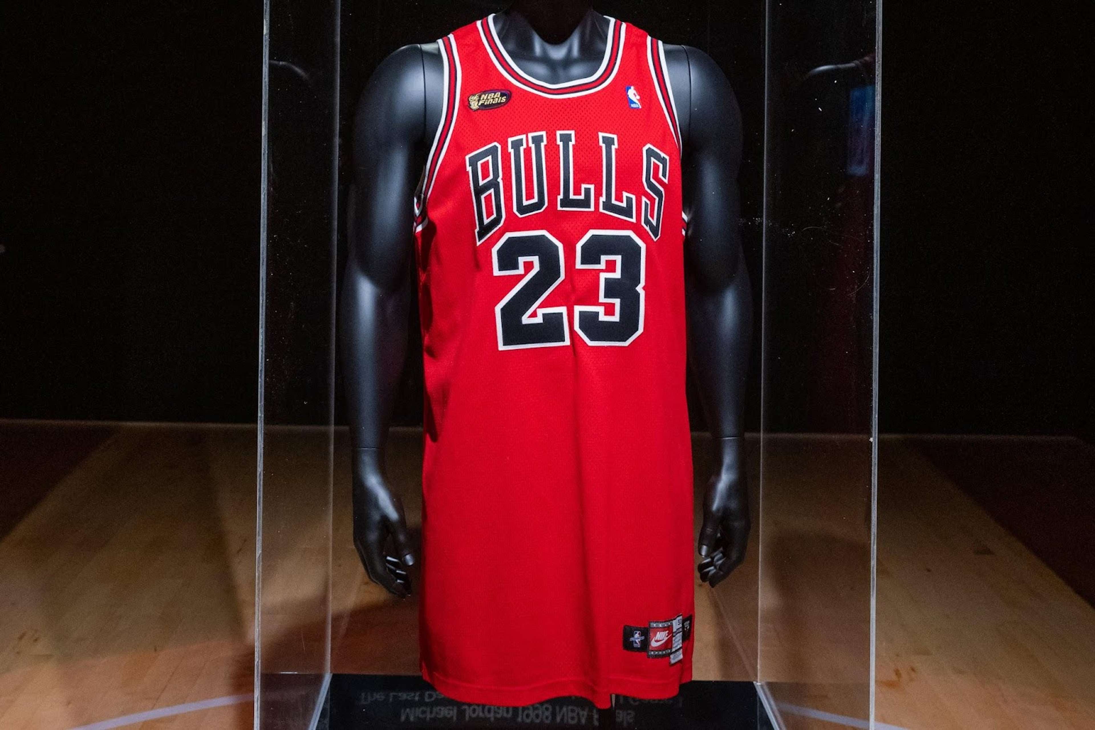 Mannequin portant un maillot des Bulls de couleur rouge avec le numéro 23 sur le devant
