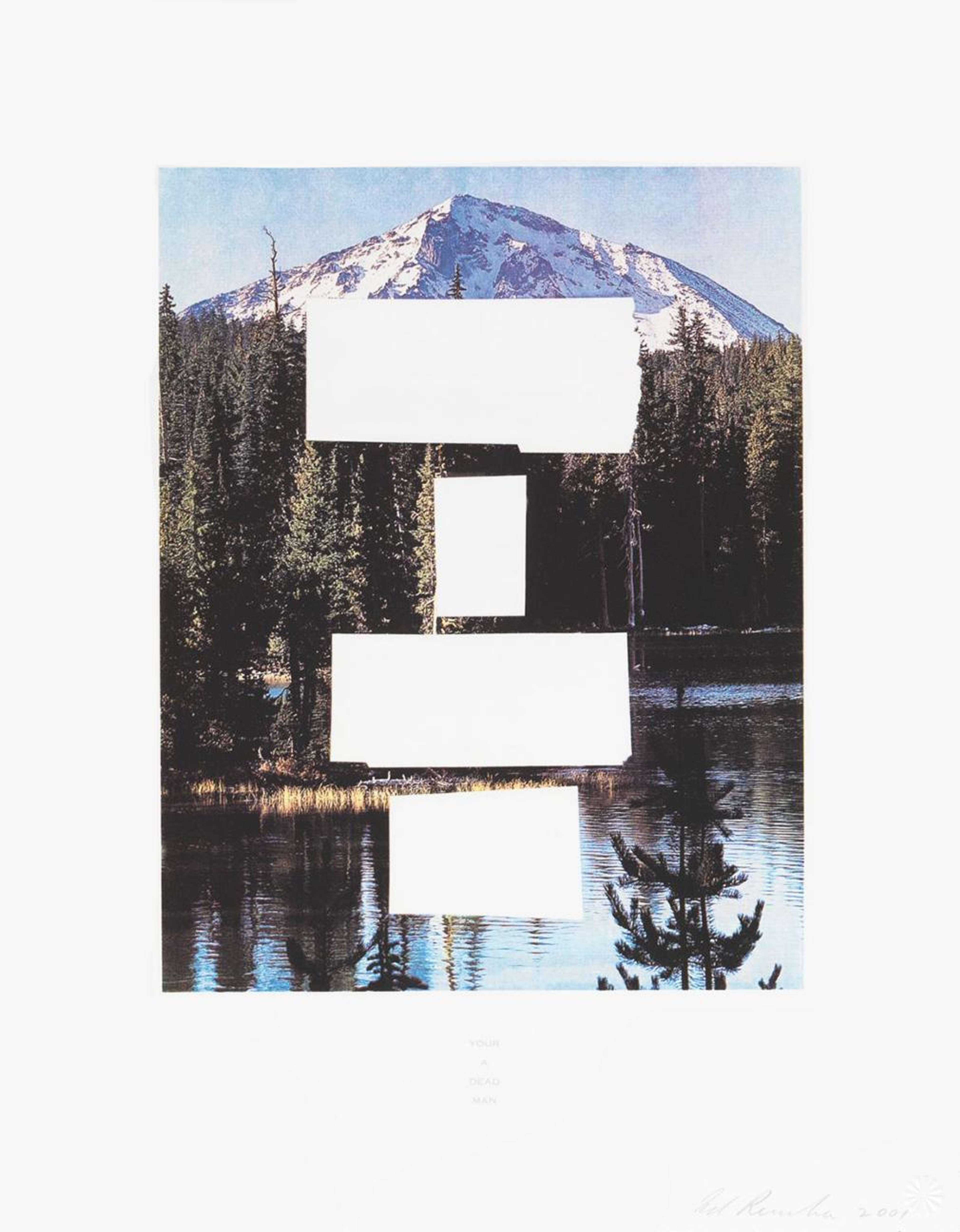 Une photographie d'une montagne avec une bordure blanche, sur laquelle sont superposés des blocs de texte censuré.