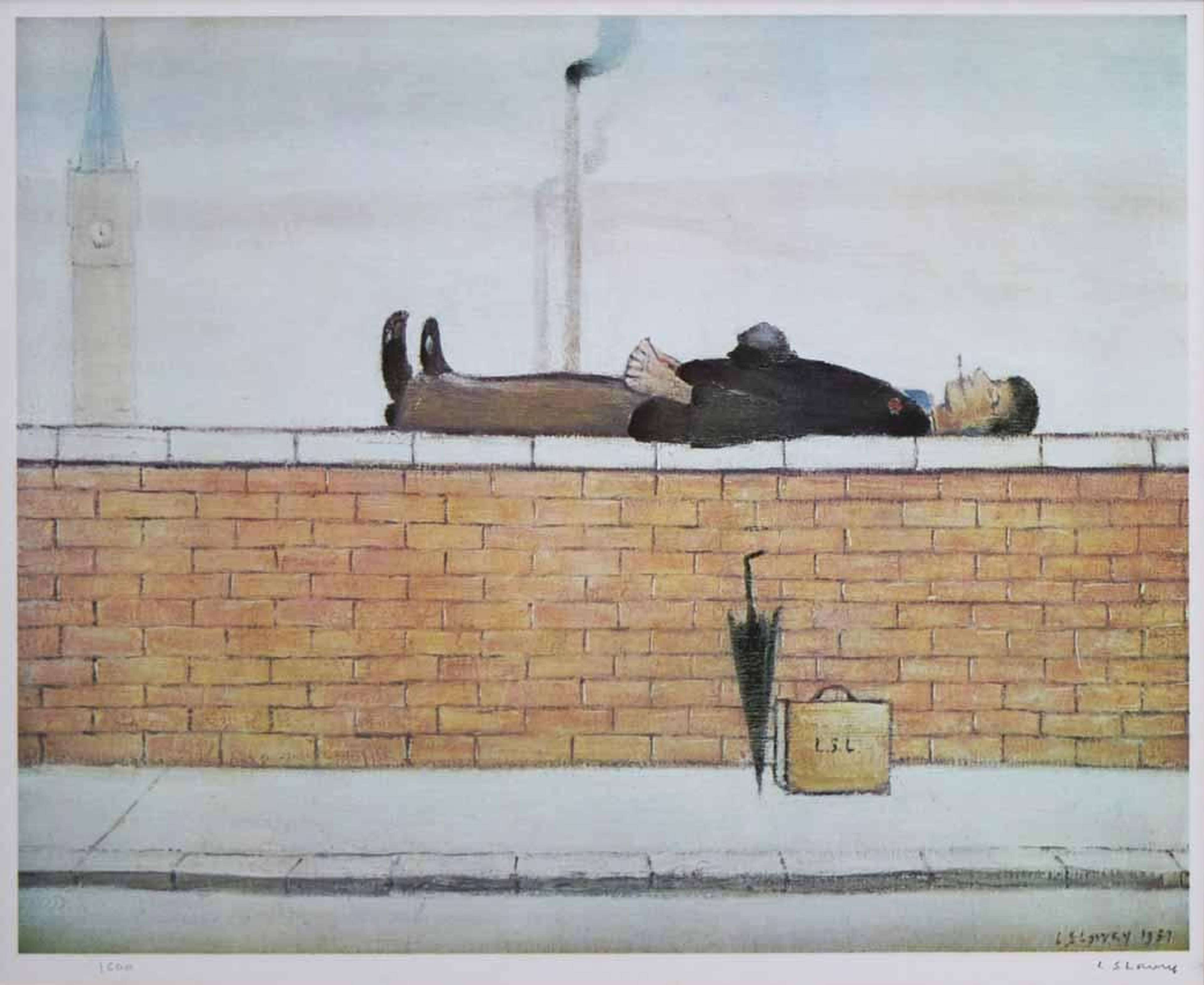 « Man Lying On Wall » de L.S. Lowry. Une lithographie représentant un homme allongé sur un mur de briques, fumant une cigarette, son porte-documents et son parapluie appuyés contre le mur.