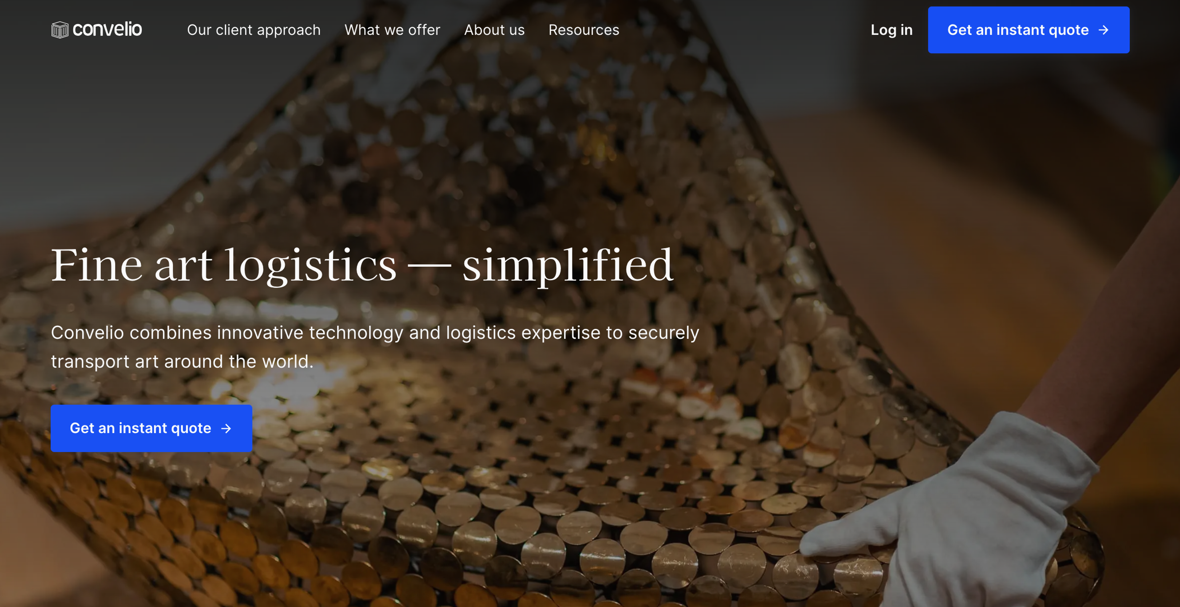 Une capture d'écran de la page d'accueil de la plateforme Convelio, montrant une paire de mains gantées manipulant un objet avec le slogan "Logistique des beaux-arts -- simplifiée."