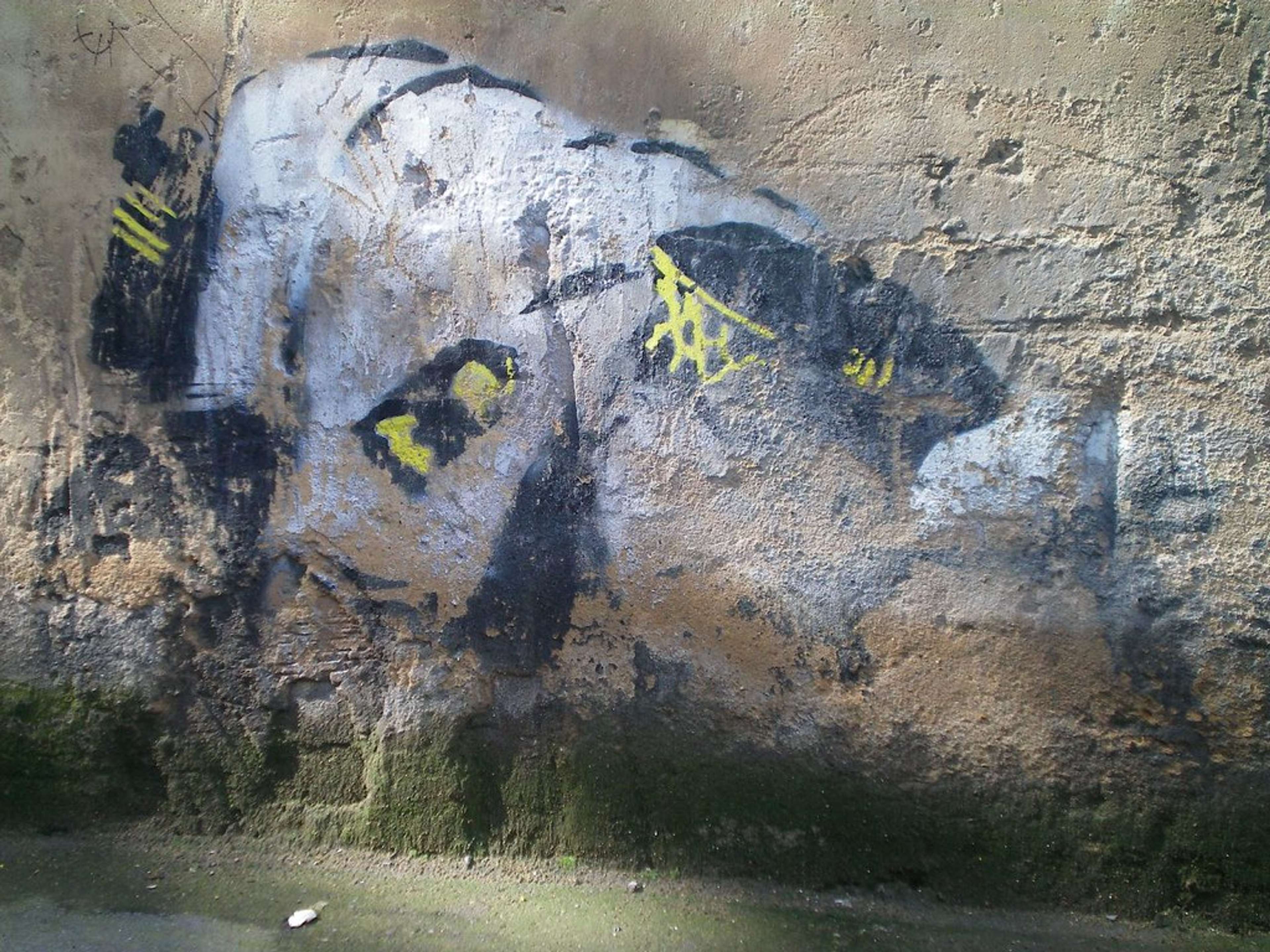 La fresque de Banksy intitulée "Snorting Copper", bien délavée.