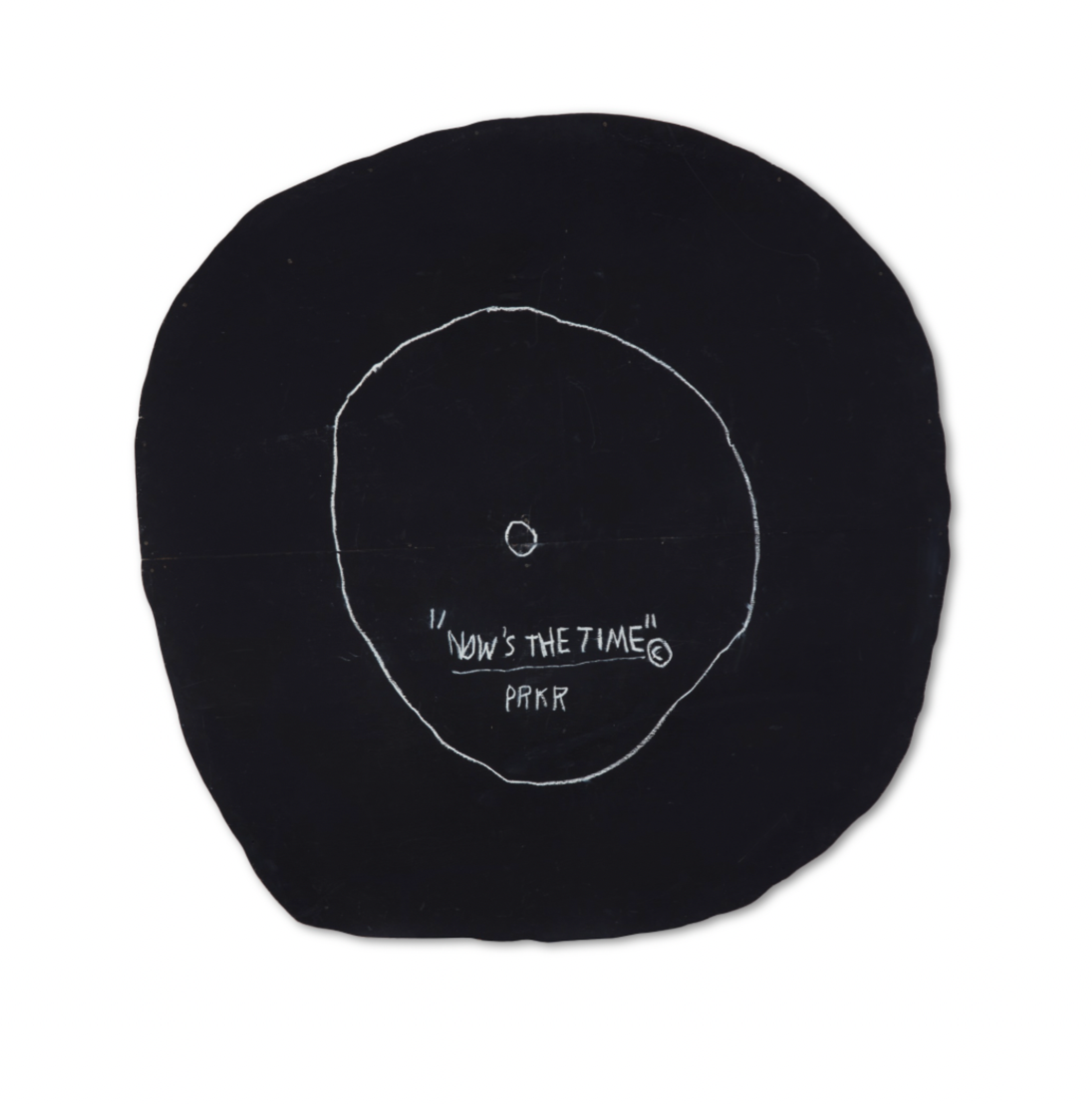 Reproduction circulaire en bois par Jean-Michel Basquiat, évoquant un disque vinyle, avec une fine ligne blanche superposée figurant l'étiquette du disque, sur laquelle est inscrit le texte manuscrit « NOW'S THE TIME © » sous lequel est griffonné « PARK ».