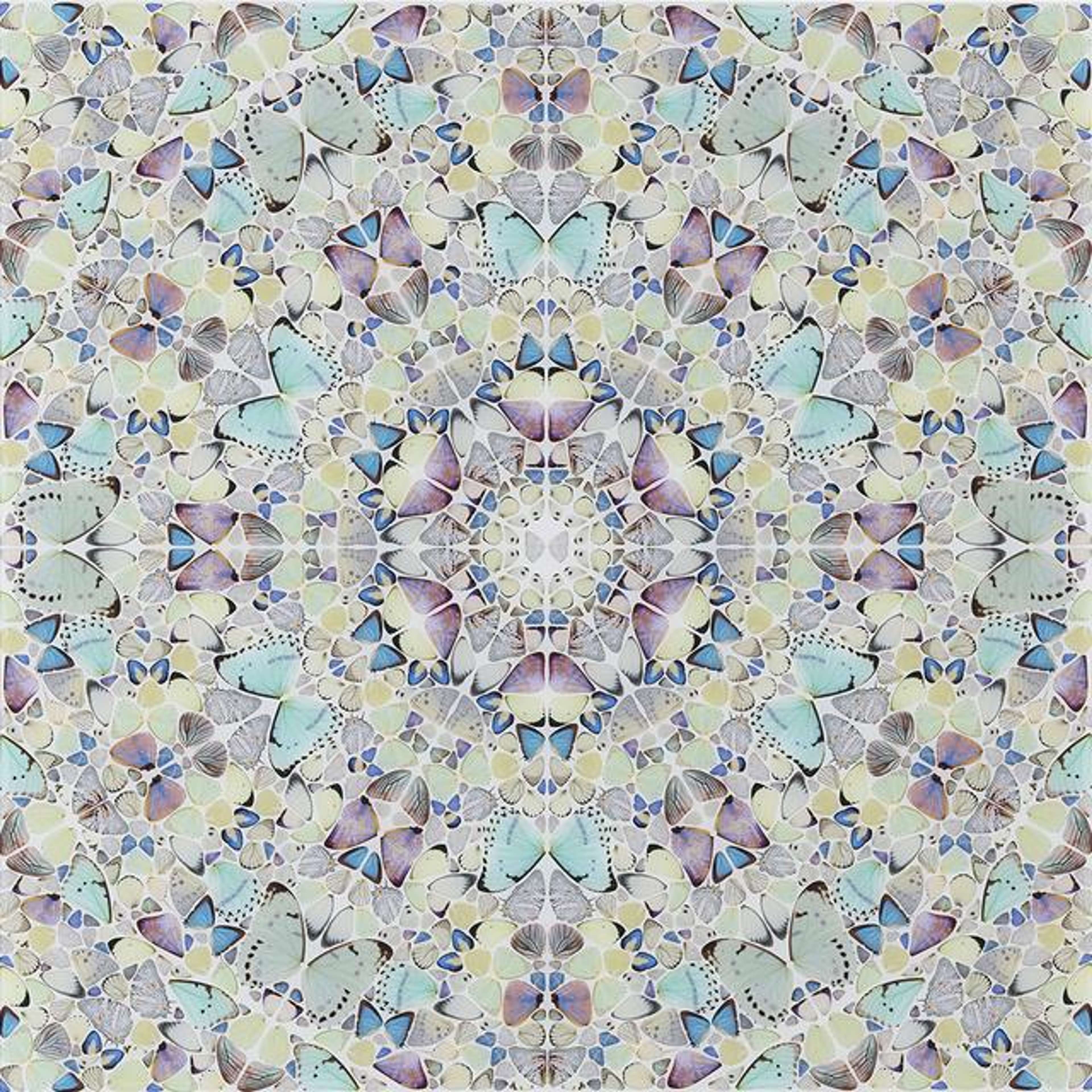 Cette estampe de Damien Hirst représente un motif hypnotisant d'ailes de papillon qui s'enroulent les unes autour des autres. L'estampe est réalisée dans des tons pastel, avec le turquoise, le lilas, le bleu et le jaune dominant l'ensemble. Ces couleurs claires font écho à l'élément que l'estampe représente, « l'Air ».