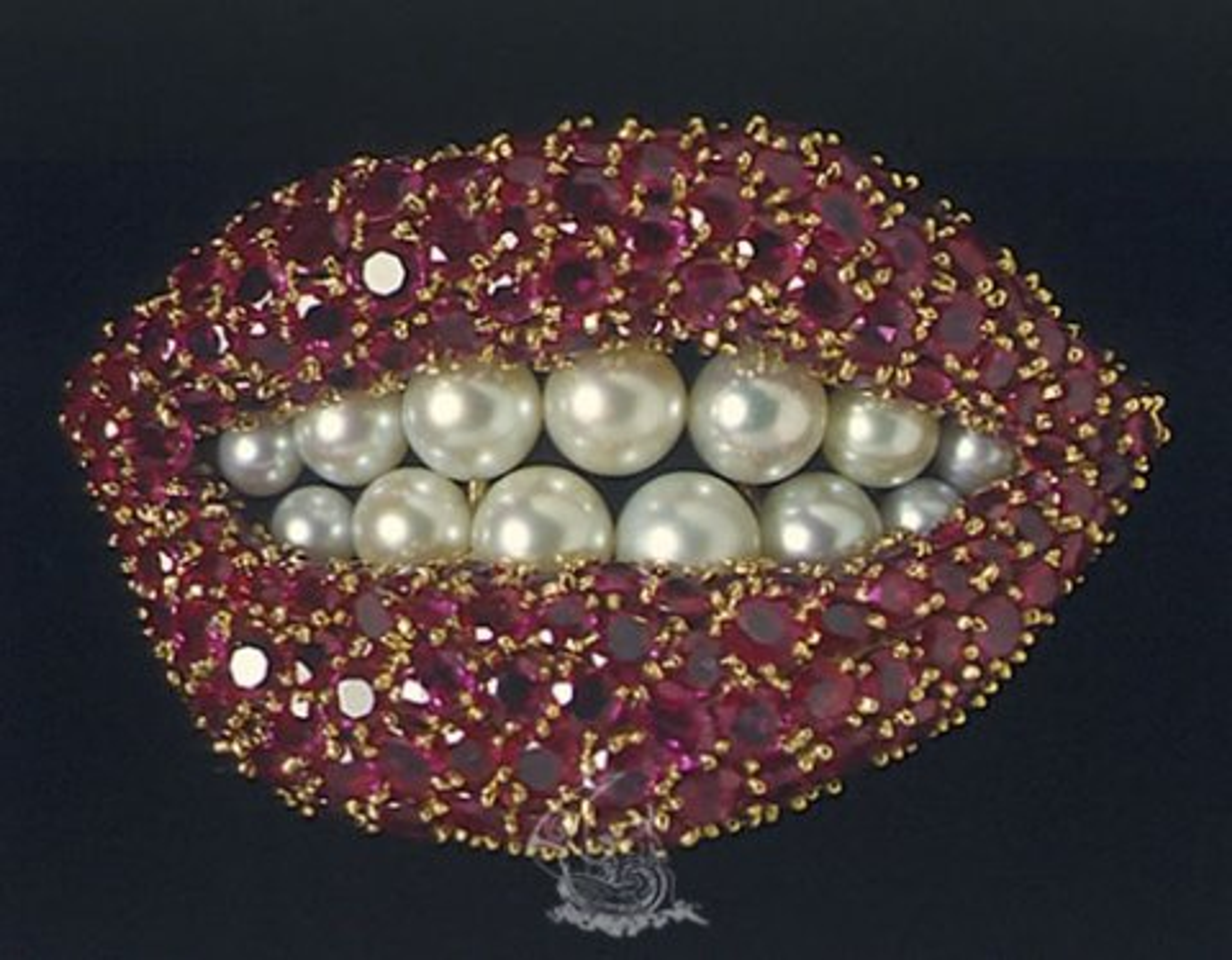 « Ruby Lips » de Salvador Dalí. Des rubis en forme de bouche avec des perles pour dents.