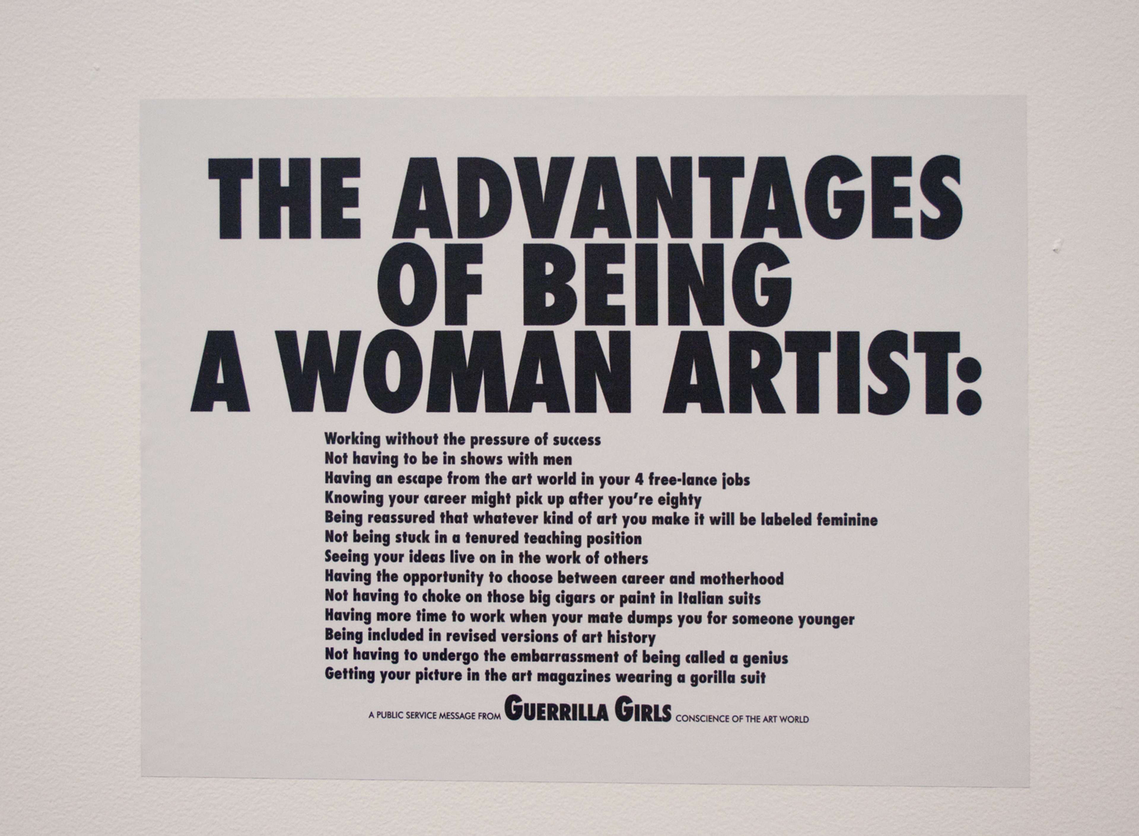 Une affiche des Guerrilla Girls intitulée « The Advantages of Being a Woman Artist » présente une liste satirique soulignant la discrimination fondée sur le genre dans le monde de l'art. Le texte critique les biais systémiques, les difficultés de carrière et les attentes sociétales auxquelles sont confrontées les femmes artistes. Le bas de l'affiche comporte le slogan : « Un message de service public des Guerrilla Girls, conscience du monde de l'art ».