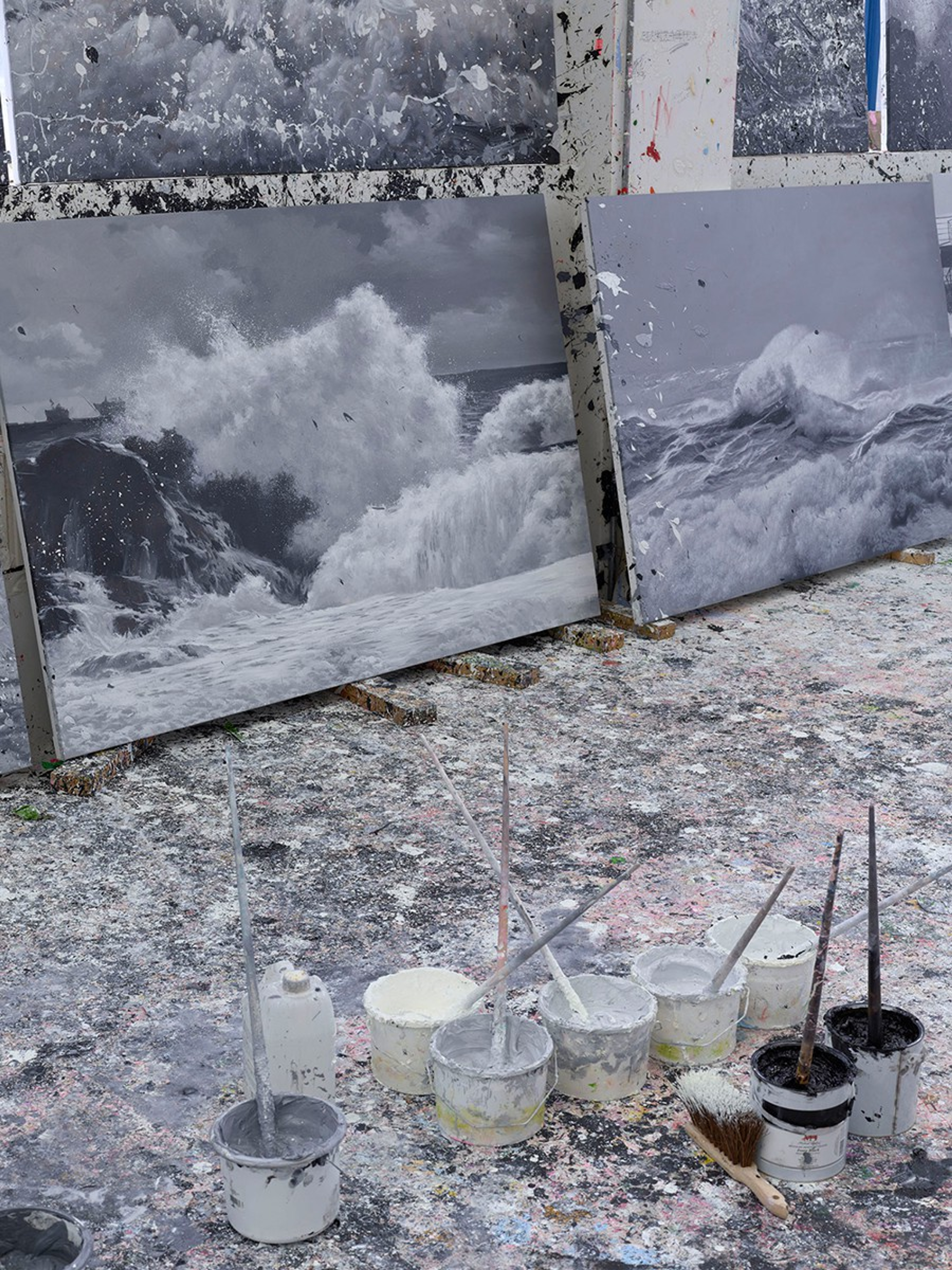 Une image de certaines des toiles marines de Damien Hirst disposées au sol dans l'atelier de l'artiste.