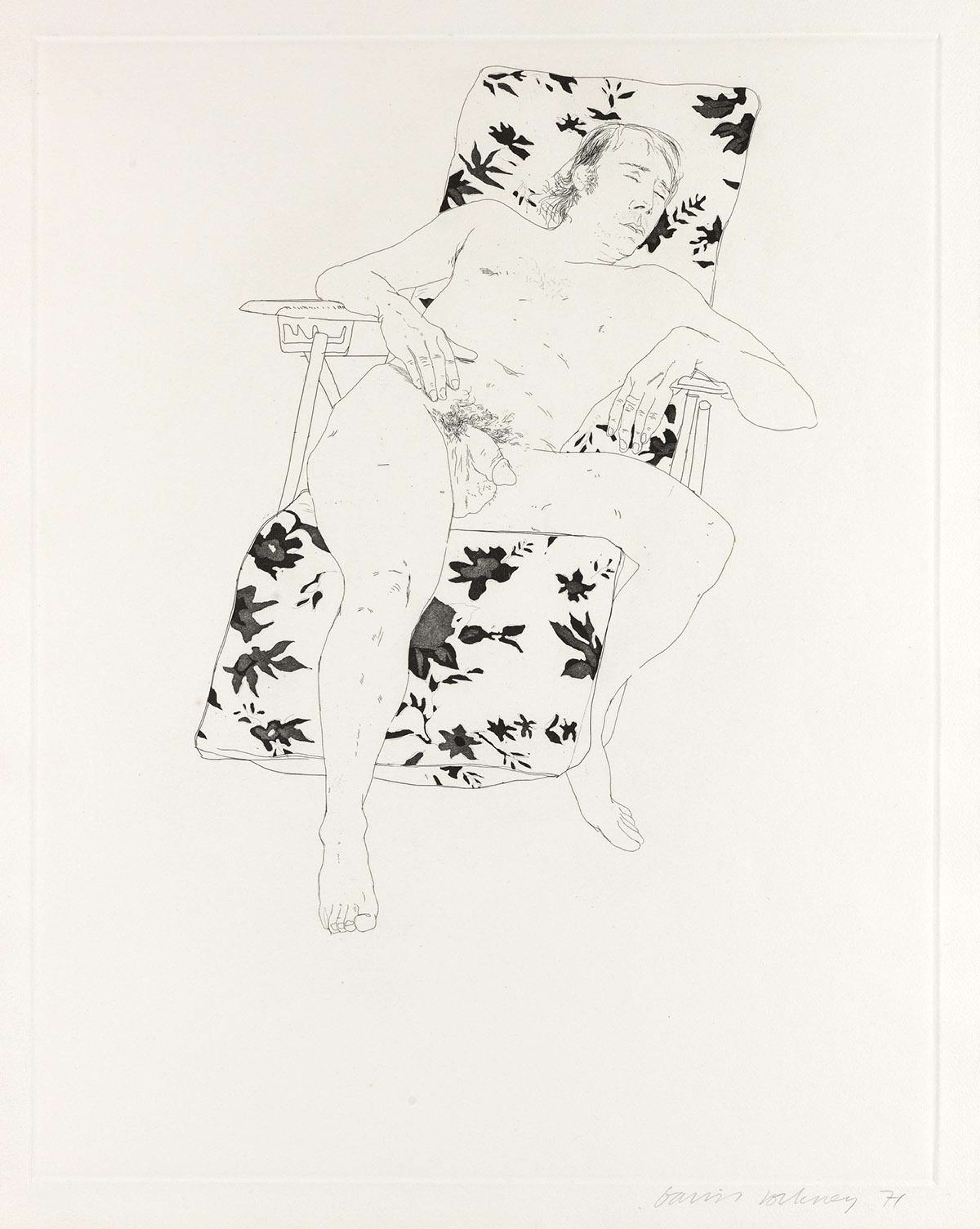 « Mo Asleep » de David Hockney. Une eau-forte représentant un homme endormi, nu, sur une chaise de jardin à motifs floraux noirs et blancs.