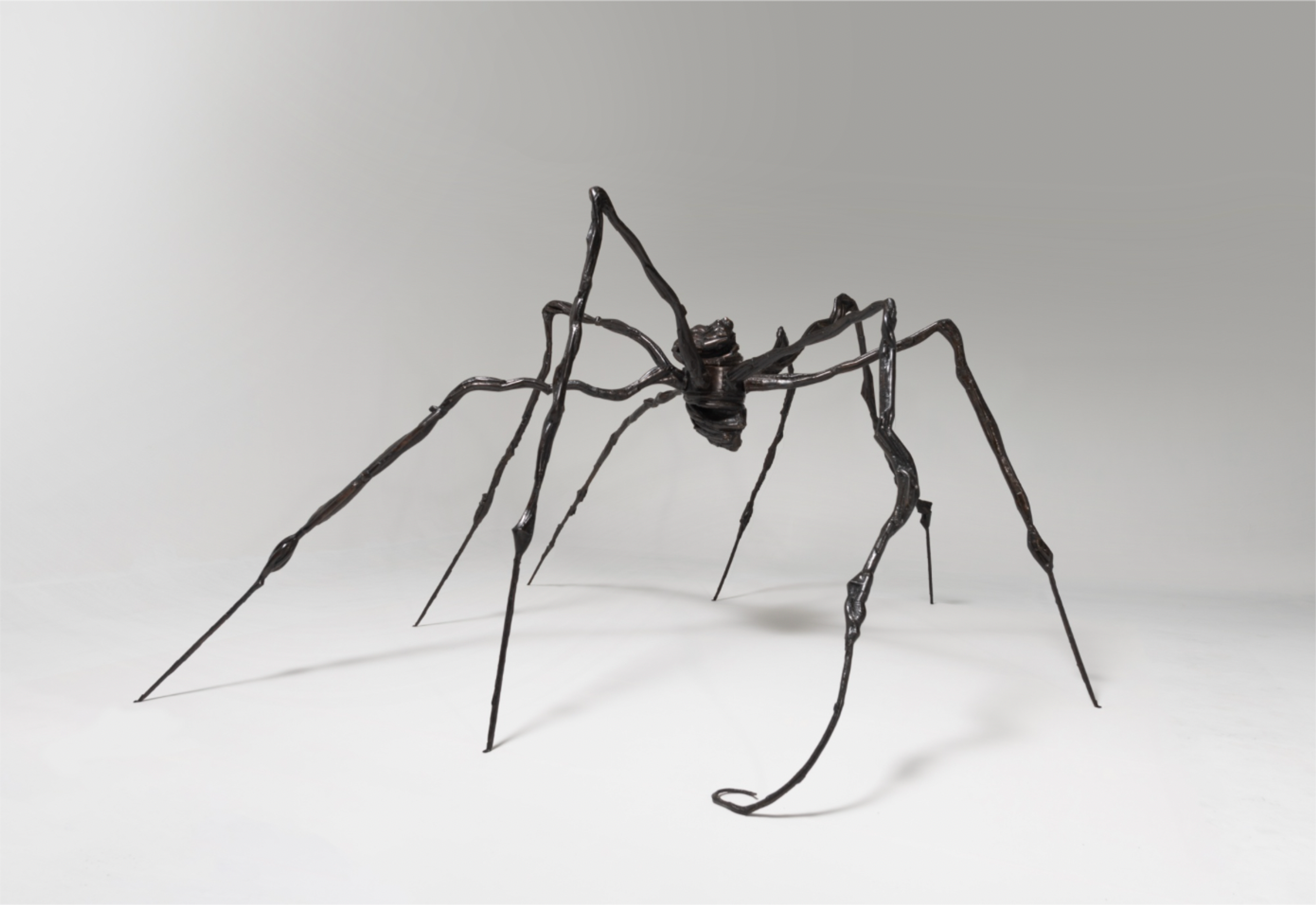 Sculpture monumentale en bronze coulé réalisée par Louise Bourgeois, représentant une araignée imposante.