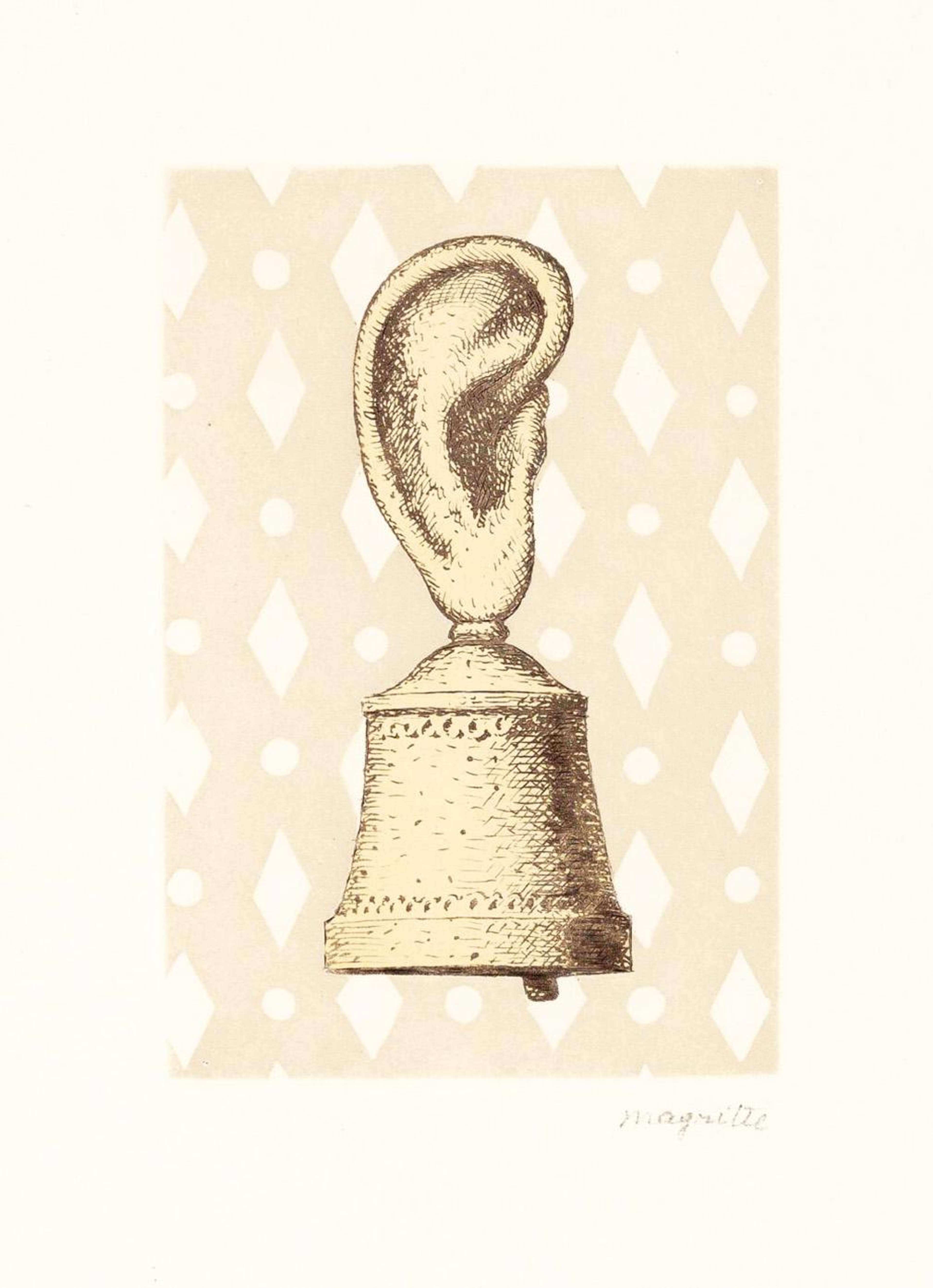 Une eau-forte représentant une petite cloche. Au lieu d'un manche, elle est munie d'une oreille humaine. L'eau-forte est en noir et blanc, mais le fond est d'une couleur pêche clair, orné de losanges blancs.
