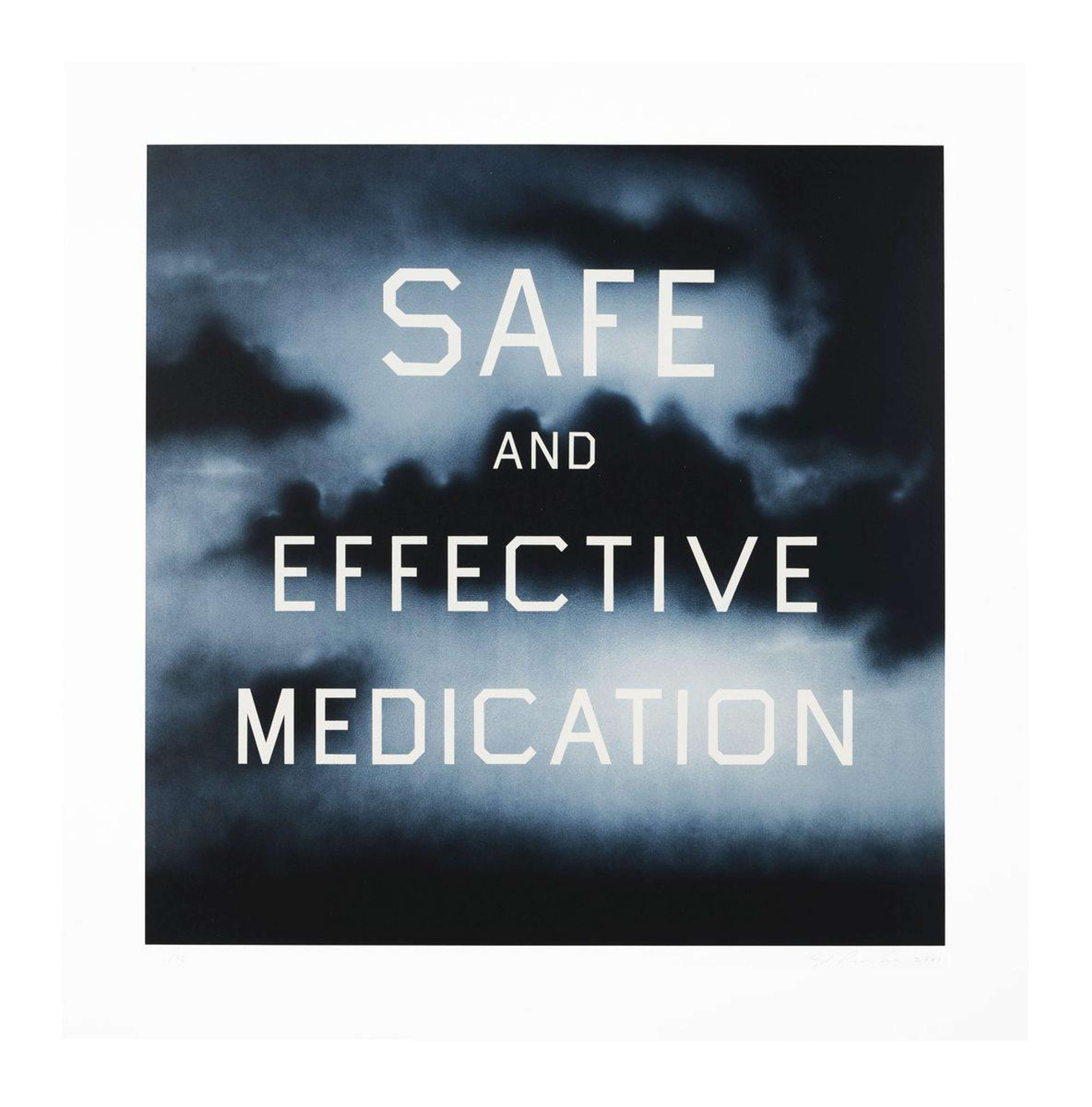 Texte affichant « safe and effective medication » en grosses lettres sur un fond orageux aux nuages sombres