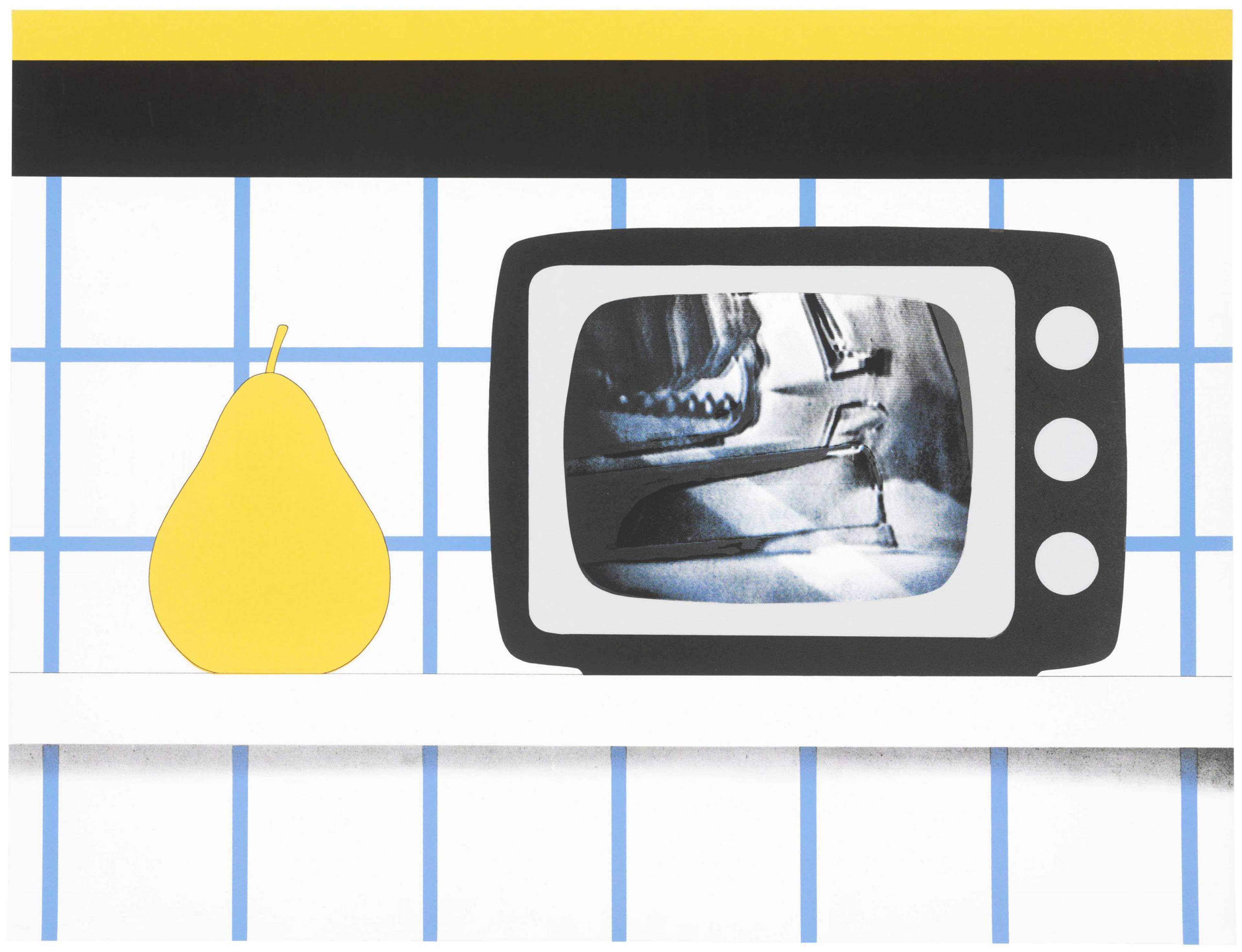 Une télévision avec un écran en collage à côté d'une poire jaune, exposée sur une étagère devant un fond à grille bleue et blanche.