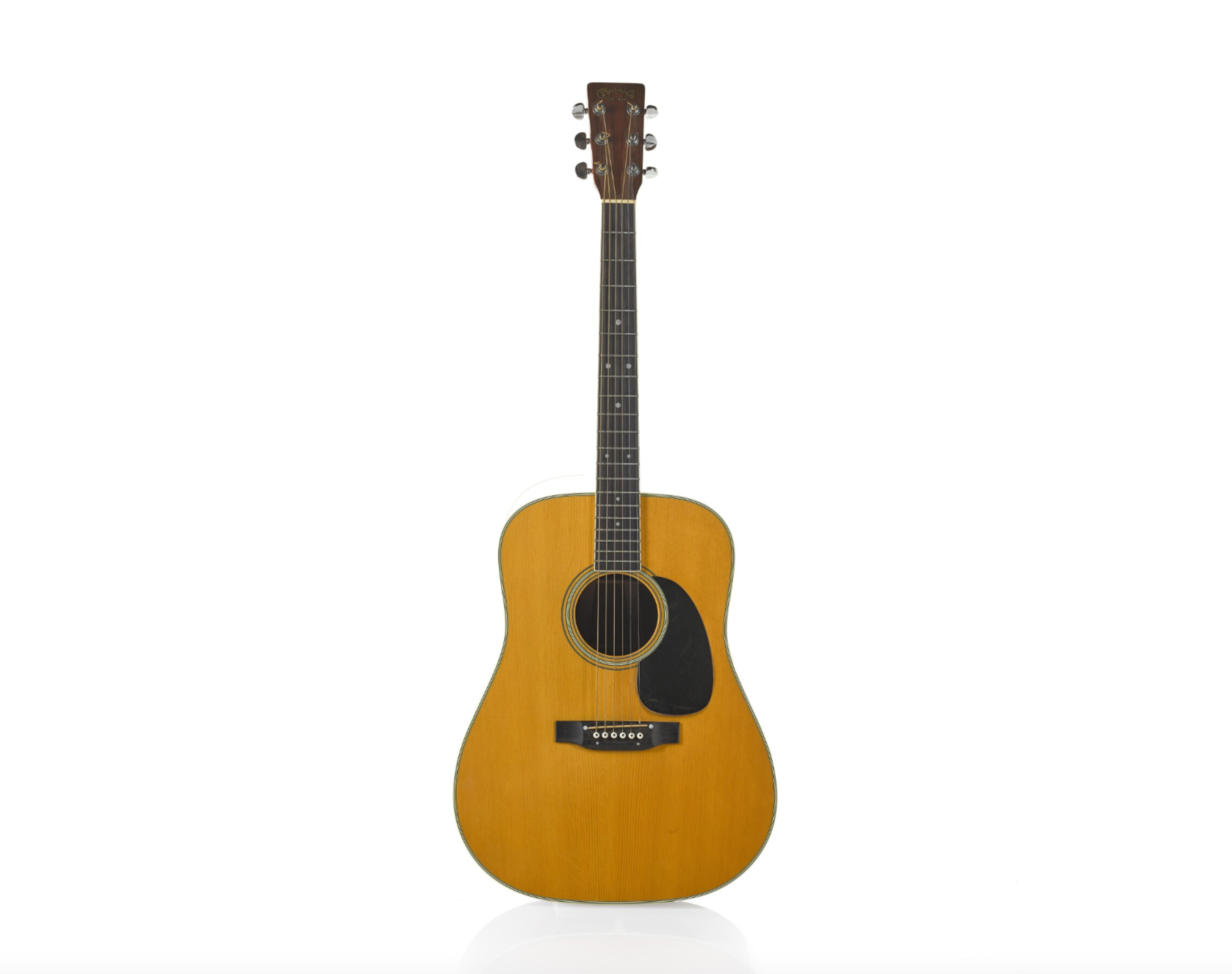 Une image d'une guitare acoustique ayant appartenu à Freddie Mercury.