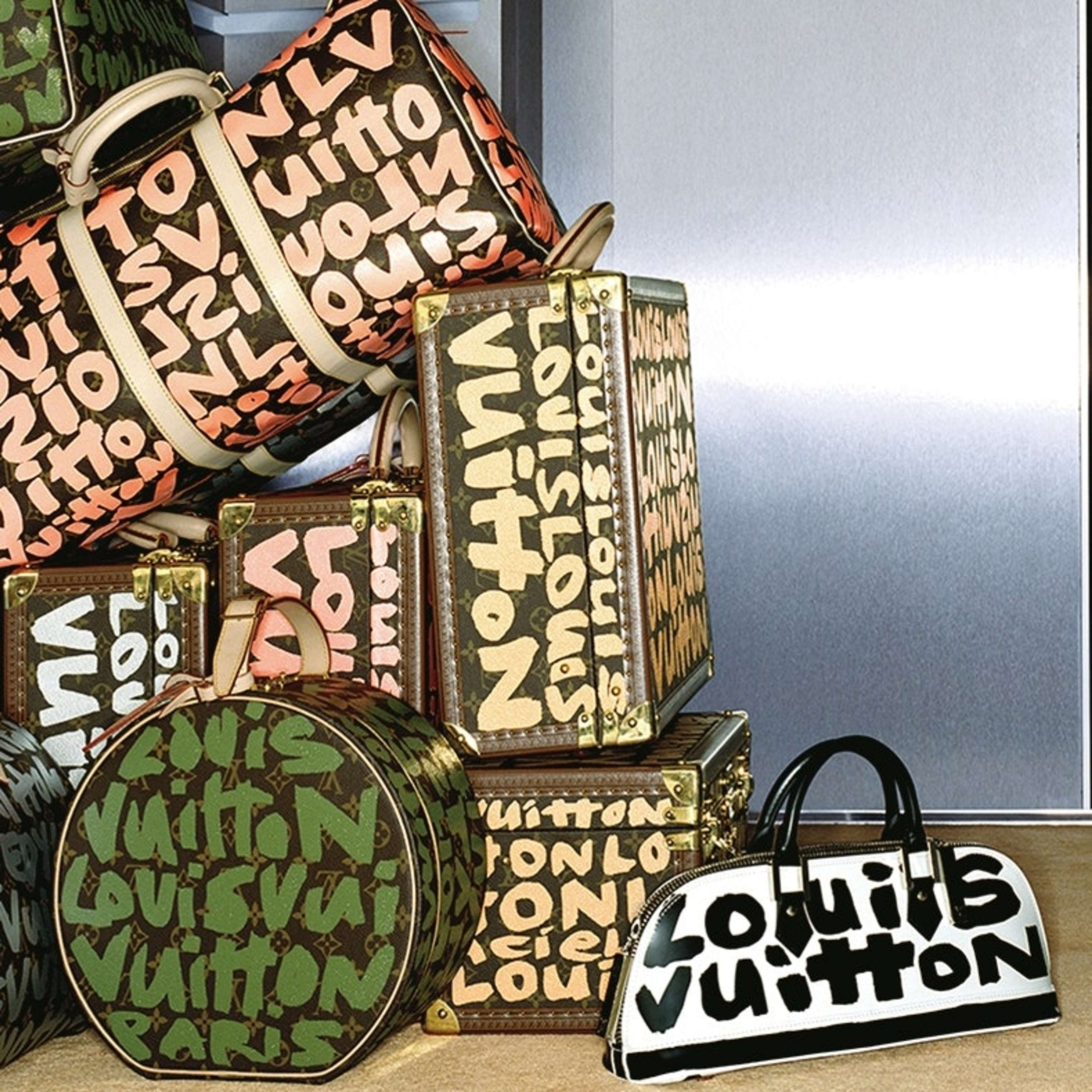 Une image d'un grand nombre de sacs et de bagages Louis Vuitton, recouverts de l’écriture typique de graffitis de Stephen Sprouse.