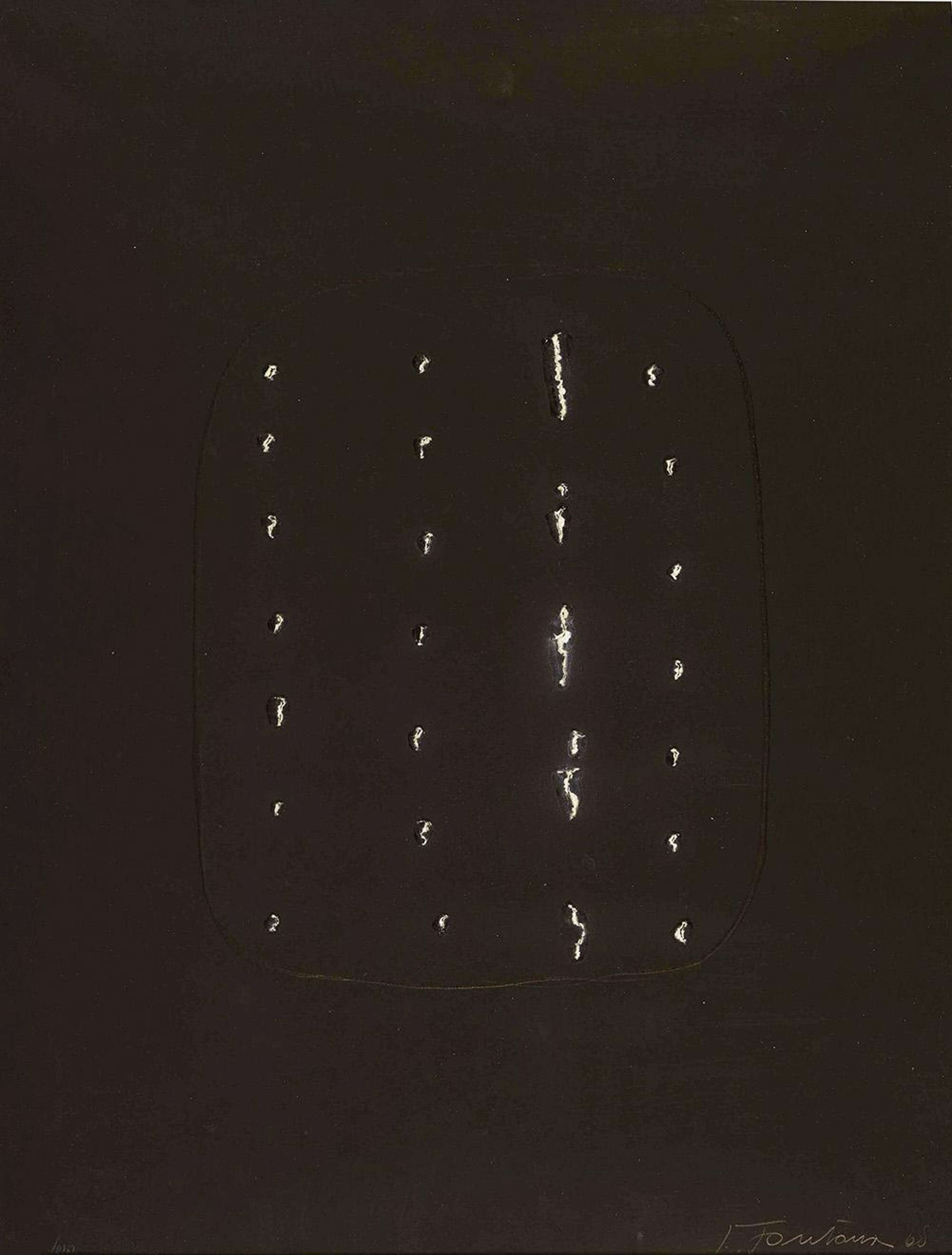 Un fond noir perturbé par quatre rangées verticales de perforations, qui sont principalement des trous perçants, comme si la toile avait été poignardée.