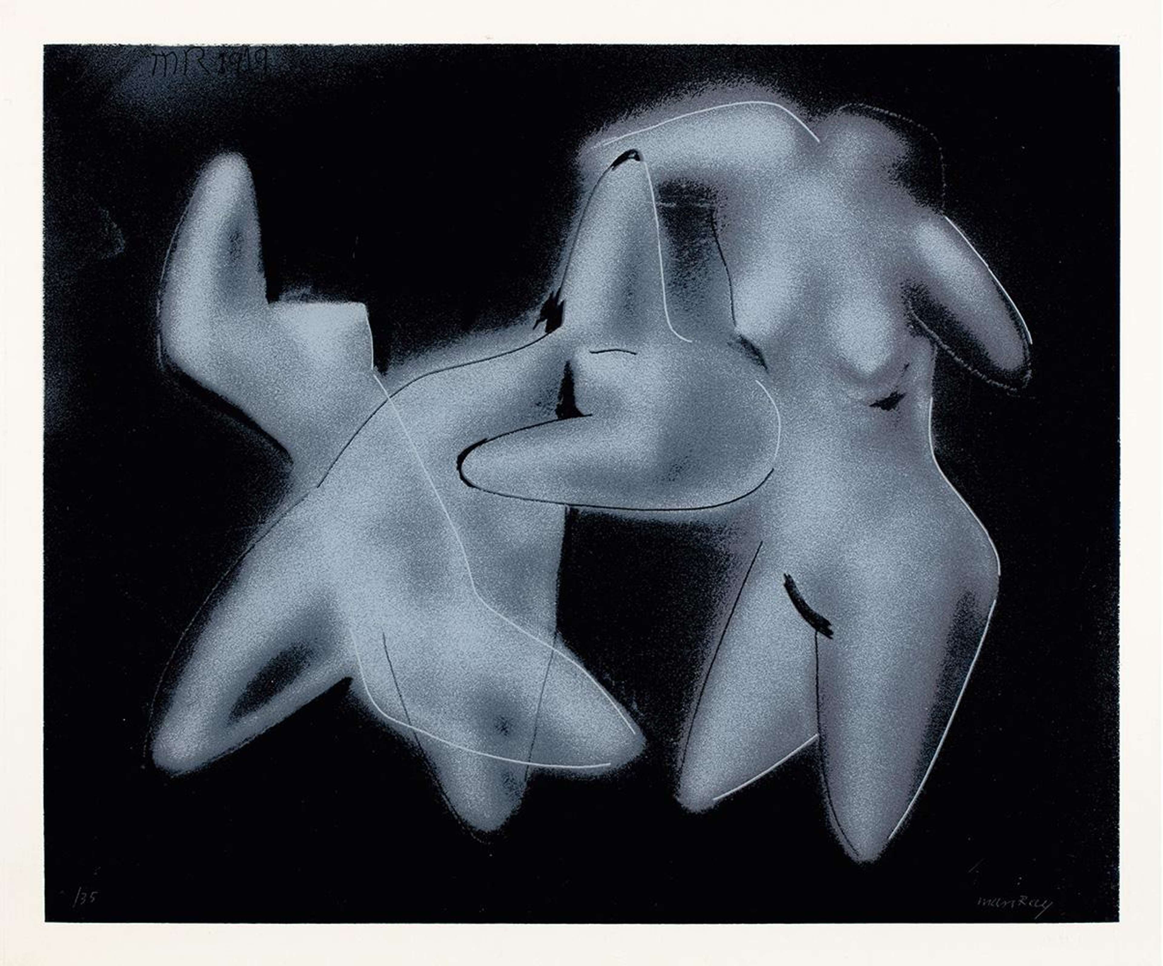 Une estampe en noir et blanc représentant trois figures nues abstraites. Chacune est dépourvue de tête, de mains et de pieds, avec des membres qui brouillent les frontières entre leurs corps. Le fond est d'un noir profond, tandis que les figures elles-mêmes sont d'un blanc et d'un gris vaporeux, aux contours effilochés.