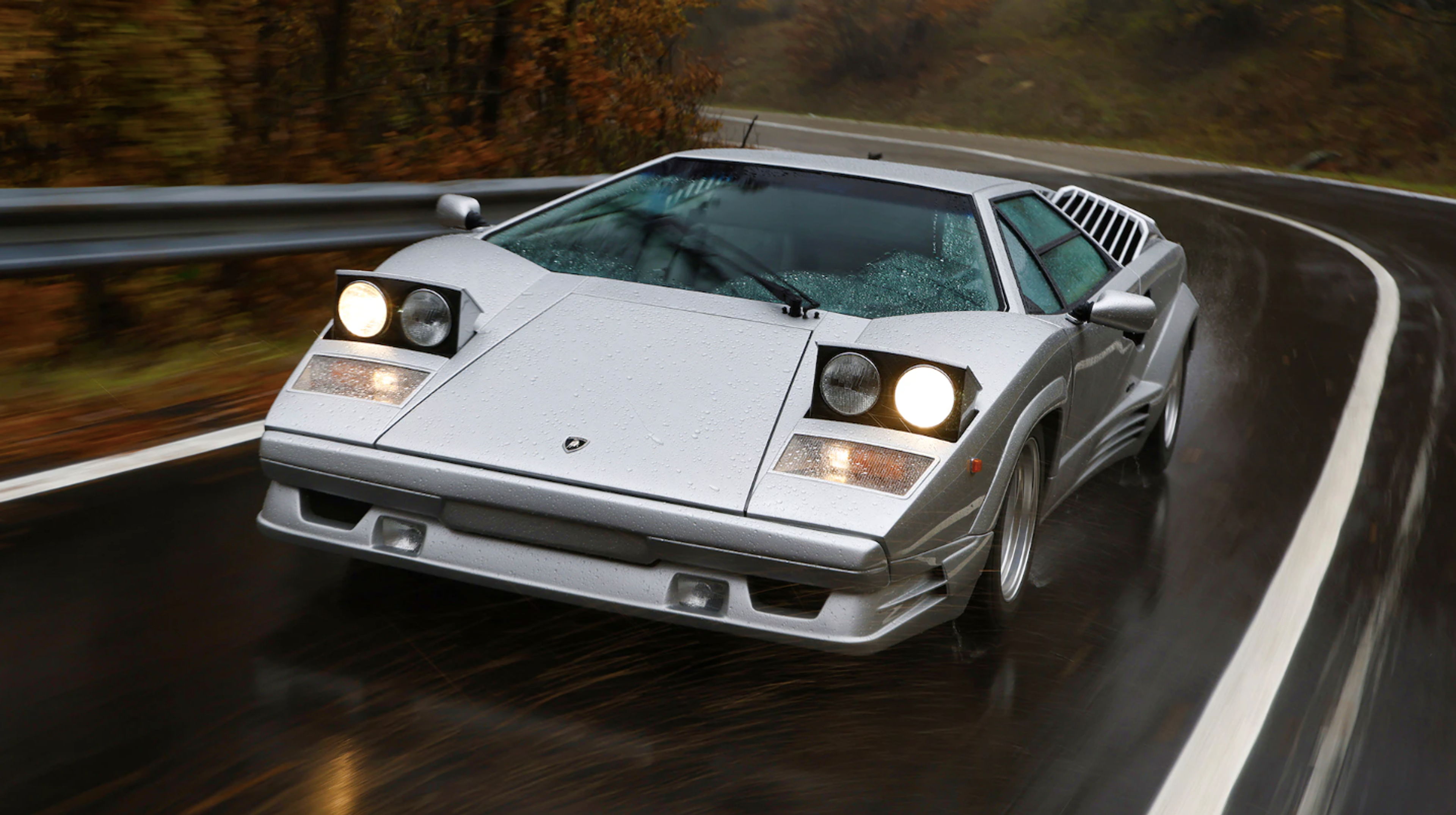 Une Lamborghini Countach de 1970 sur l'asphalte.