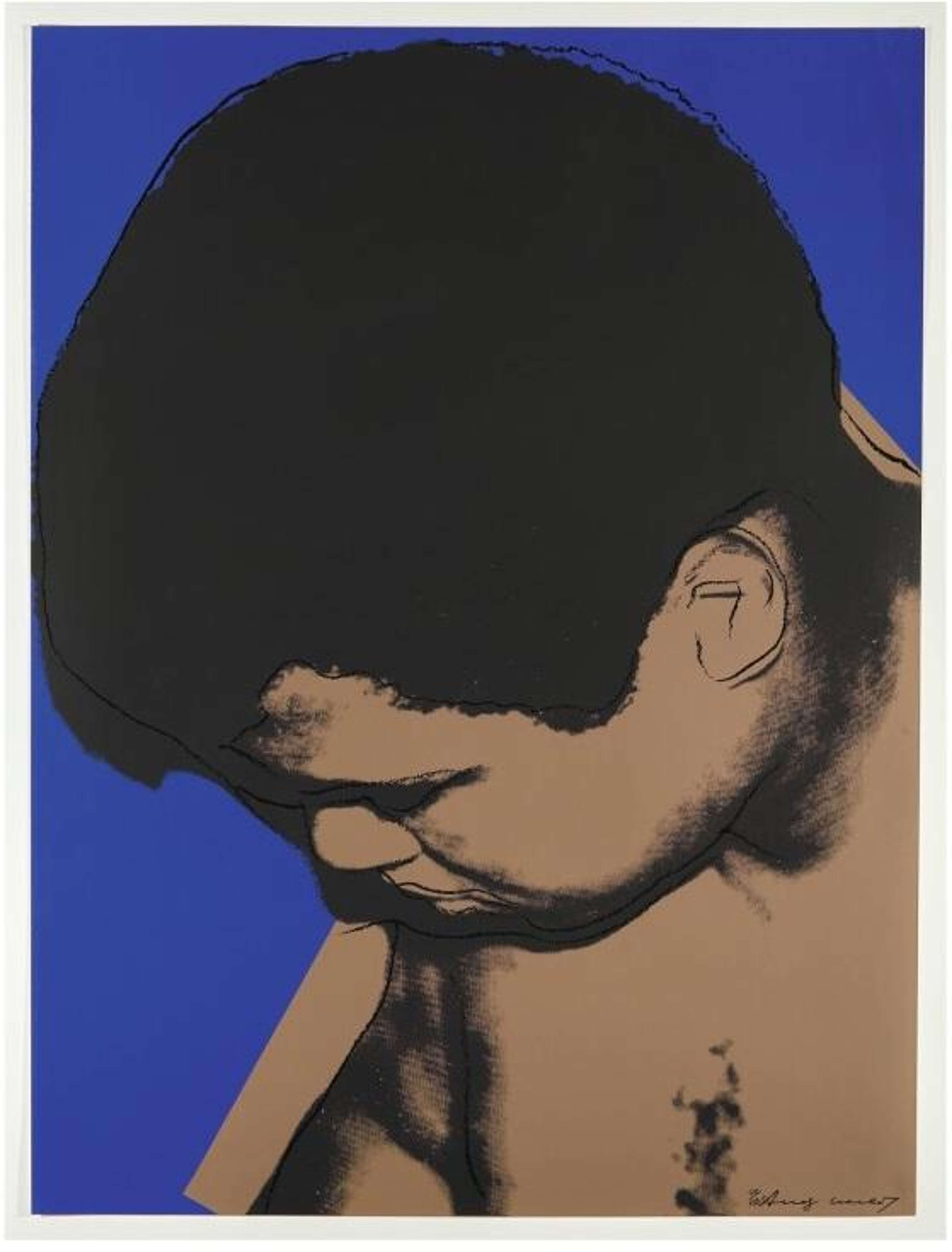 Un portrait stylisé d'un homme, la tête baissée, réalisé sur un fond bleu cobalt éclatant.