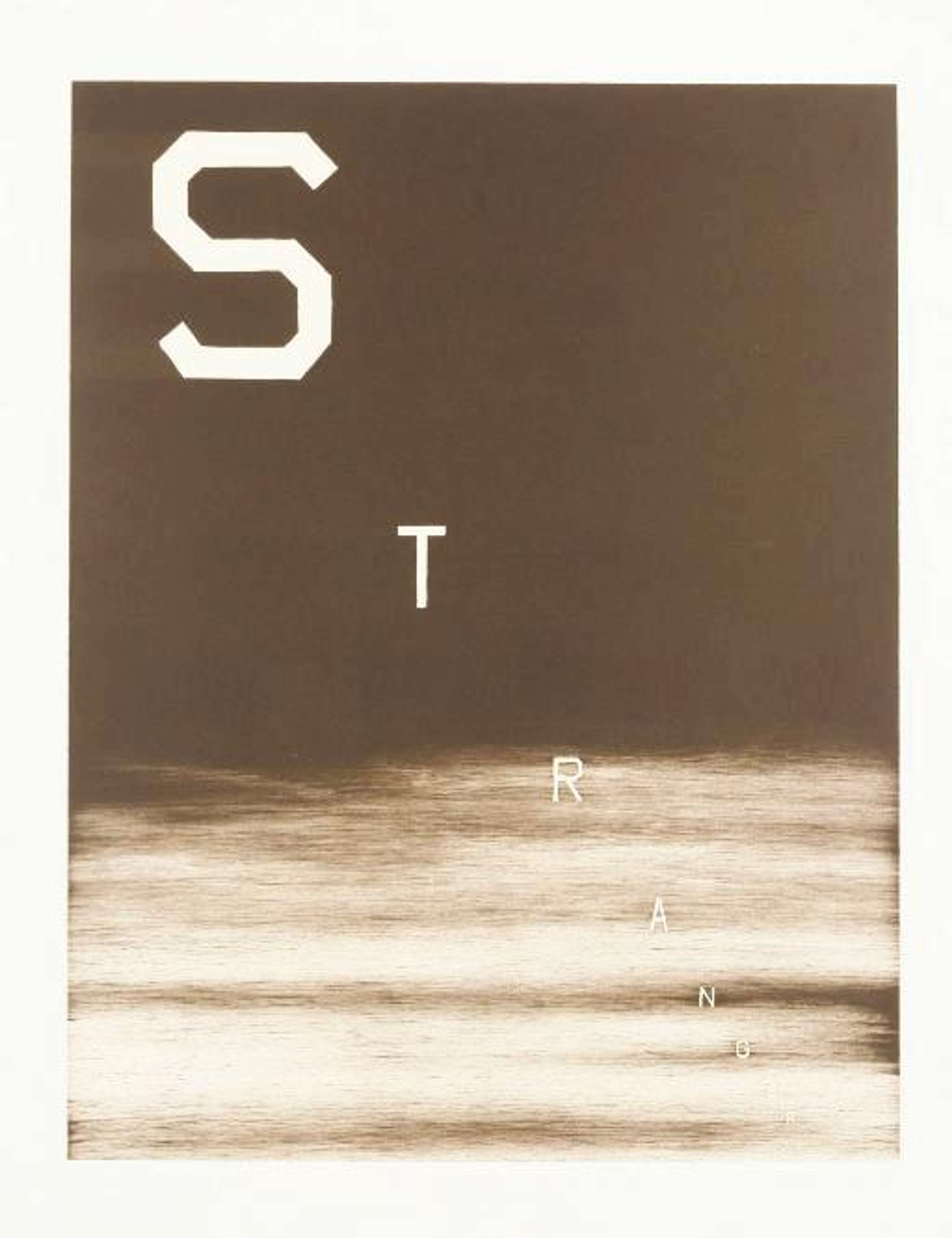 Des lettres du mot « Stranger » disposées en diagonale sur un fond brun et blanc, chaque lettre devenant plus petite et moins visible.