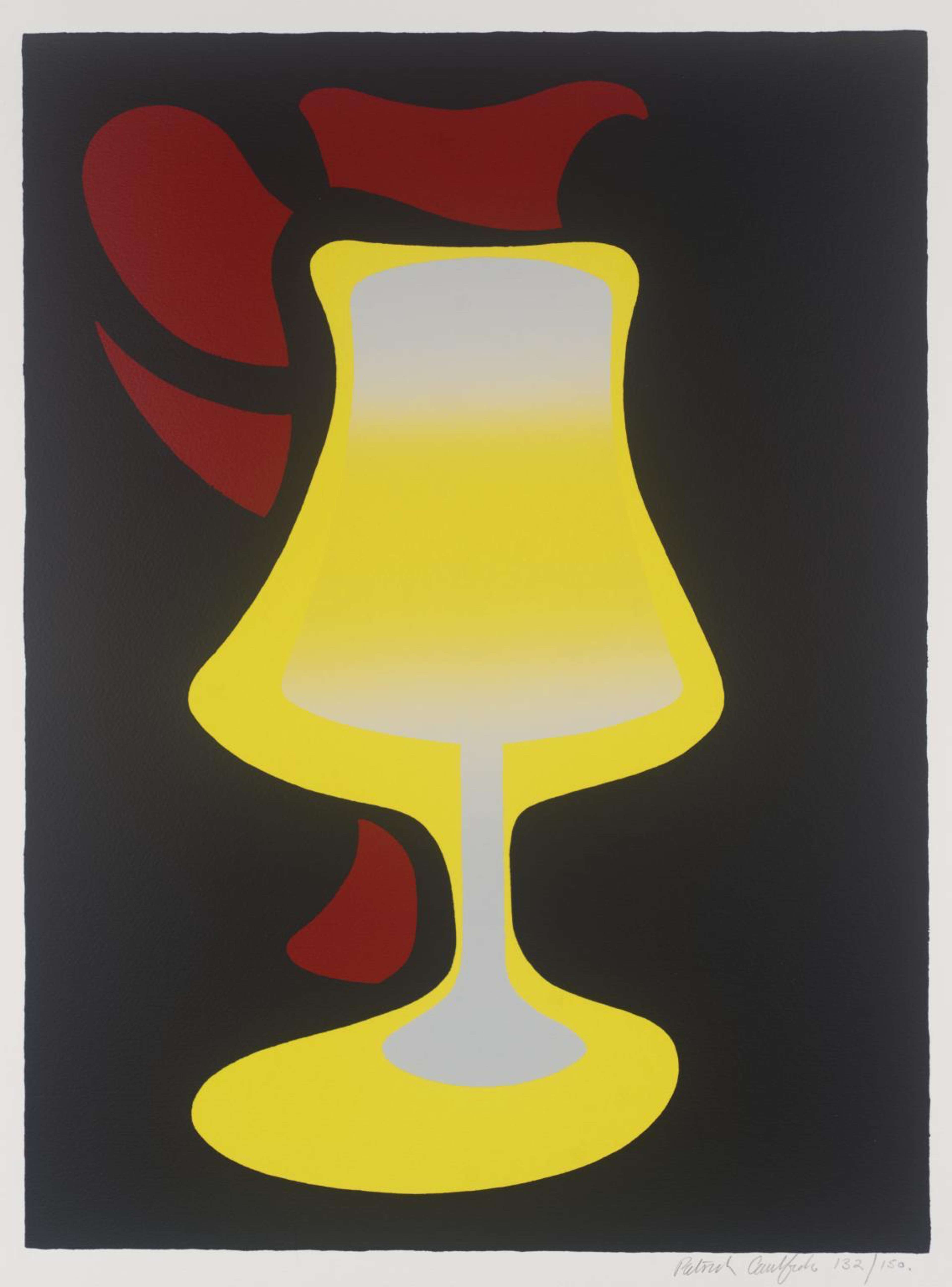 Une image de l'estampe « Red Jug And Lamp » de Patrick Caulfield. Elle représente une cruche rouge, avec la silhouette jaune d'une lampe blanche au premier plan. Les deux objets se détachent sur un fond noir.