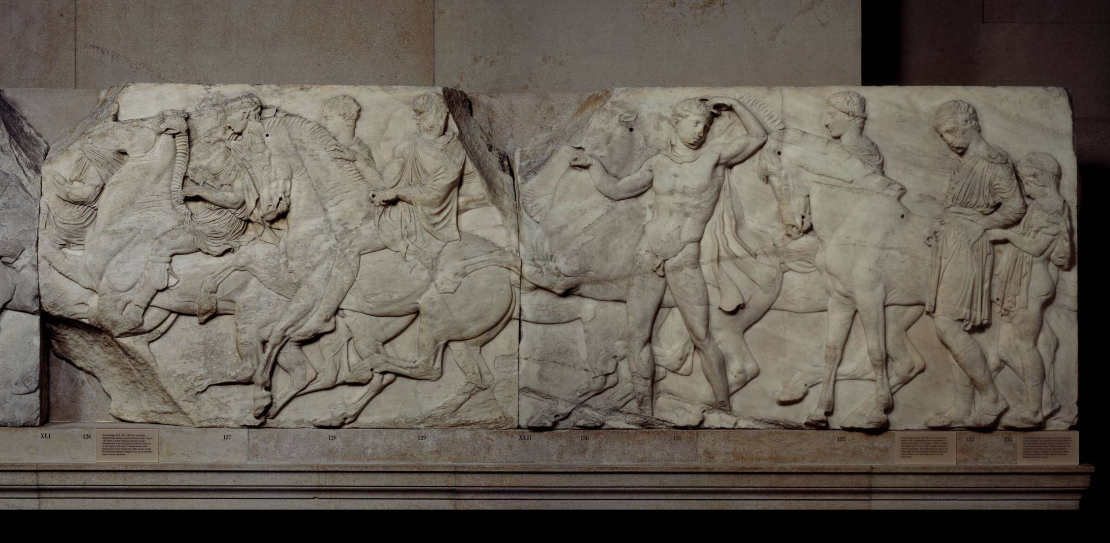 Une image d'une frise des marbres du Parthénon. La frise représente la procession du festival des Panathénées, la commémoration de l'anniversaire de la déesse Athéna.