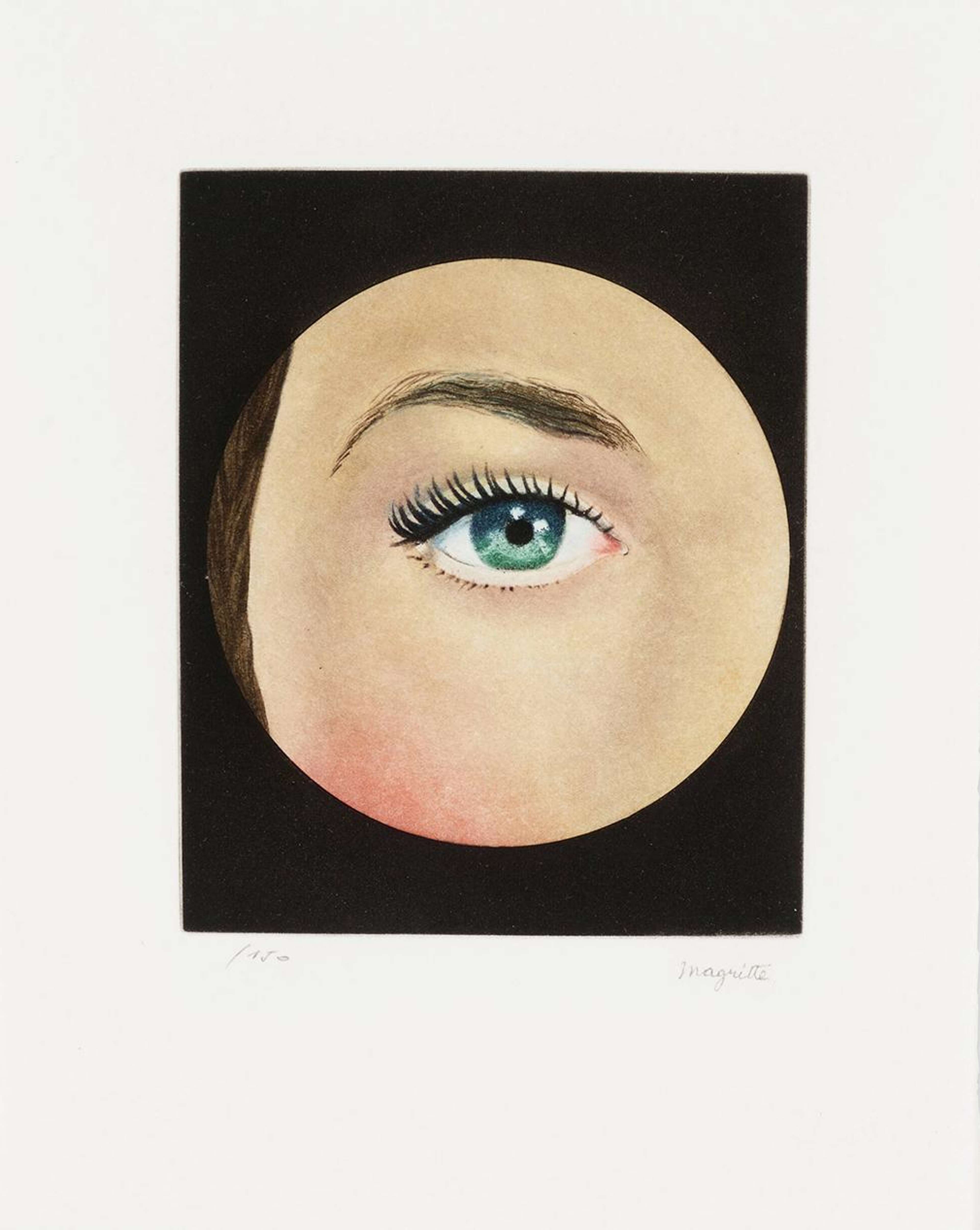 Un œil féminin peint regardant directement le spectateur à travers un trou circulaire dans le fond noir. L'iris est bleu-vert.