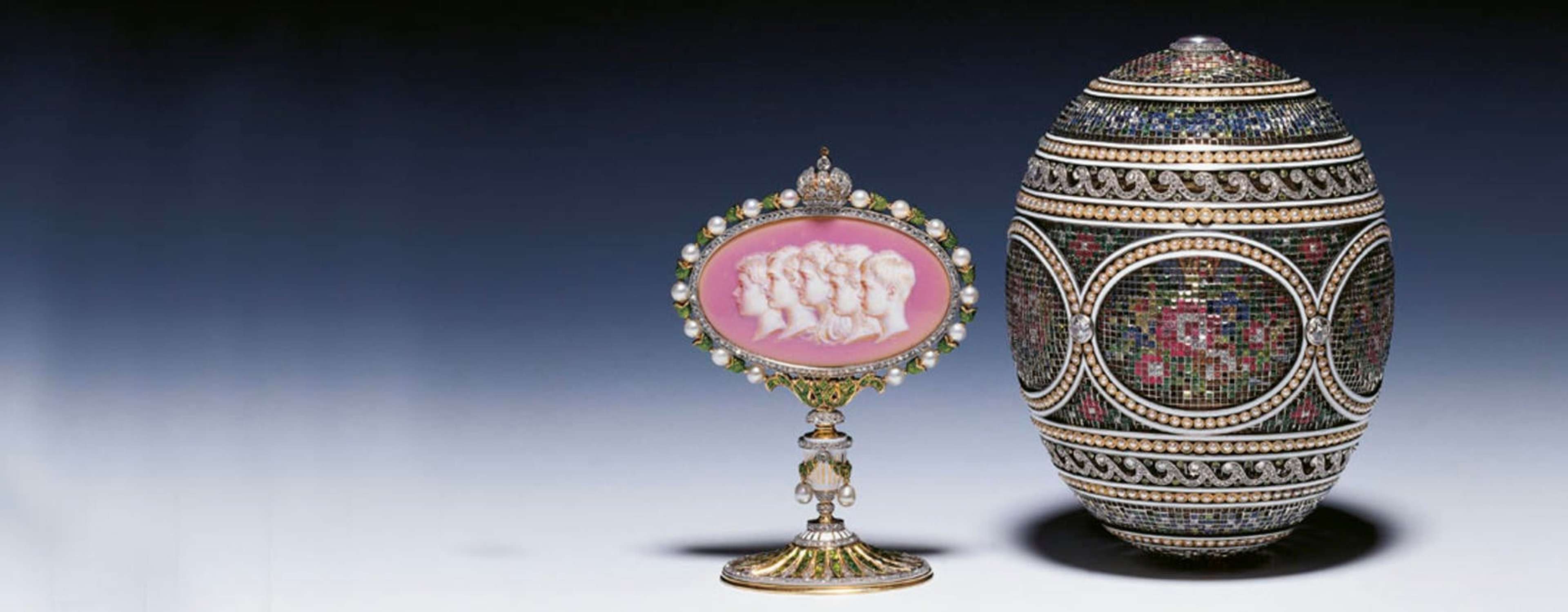 Texte alternatif : Image de deux objets de la maison de joaillerie Fabergé, dont un œuf décoré de mosaïque.