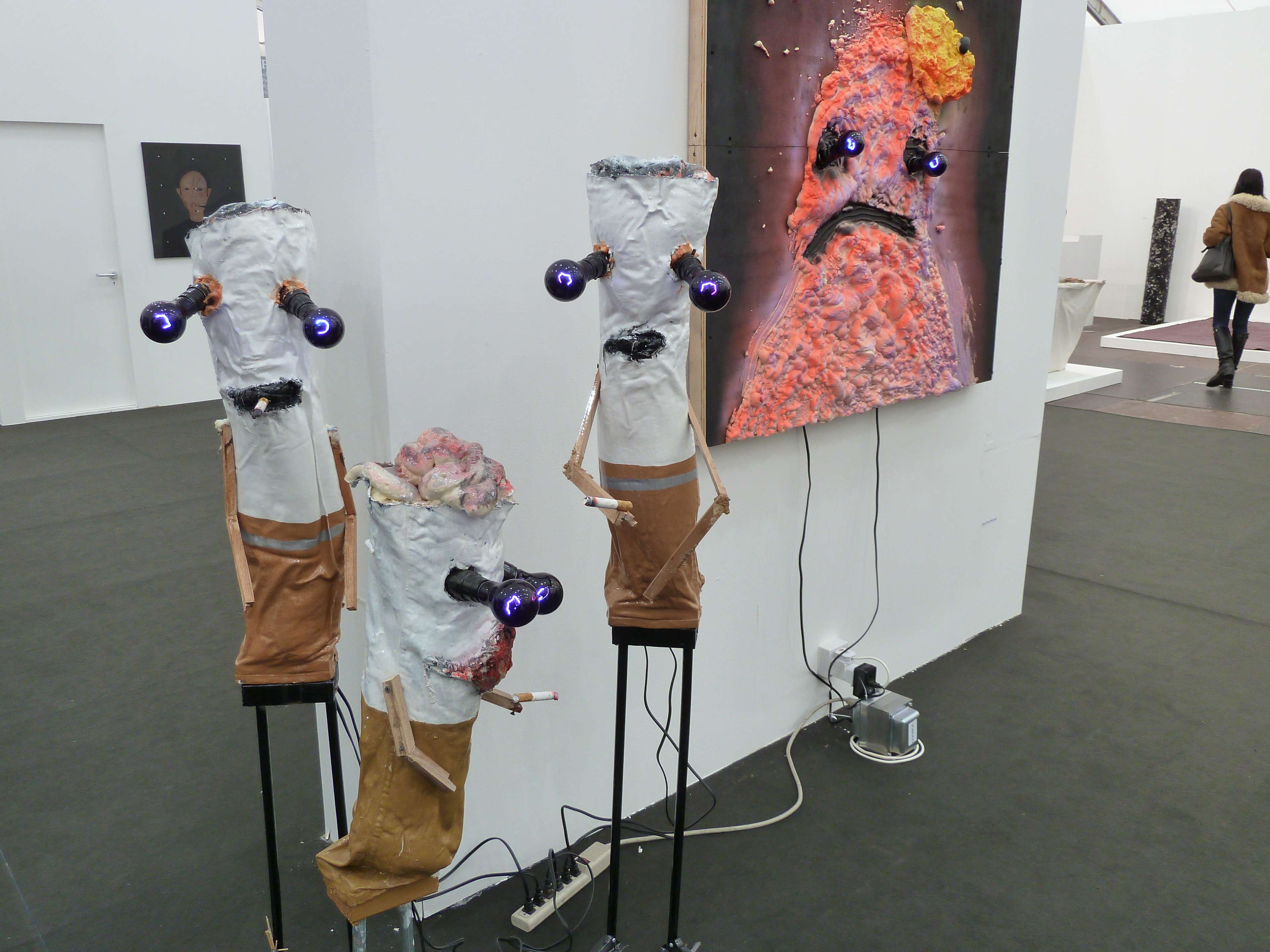 Trois installations sculpturales abstraites lors d'une exposition