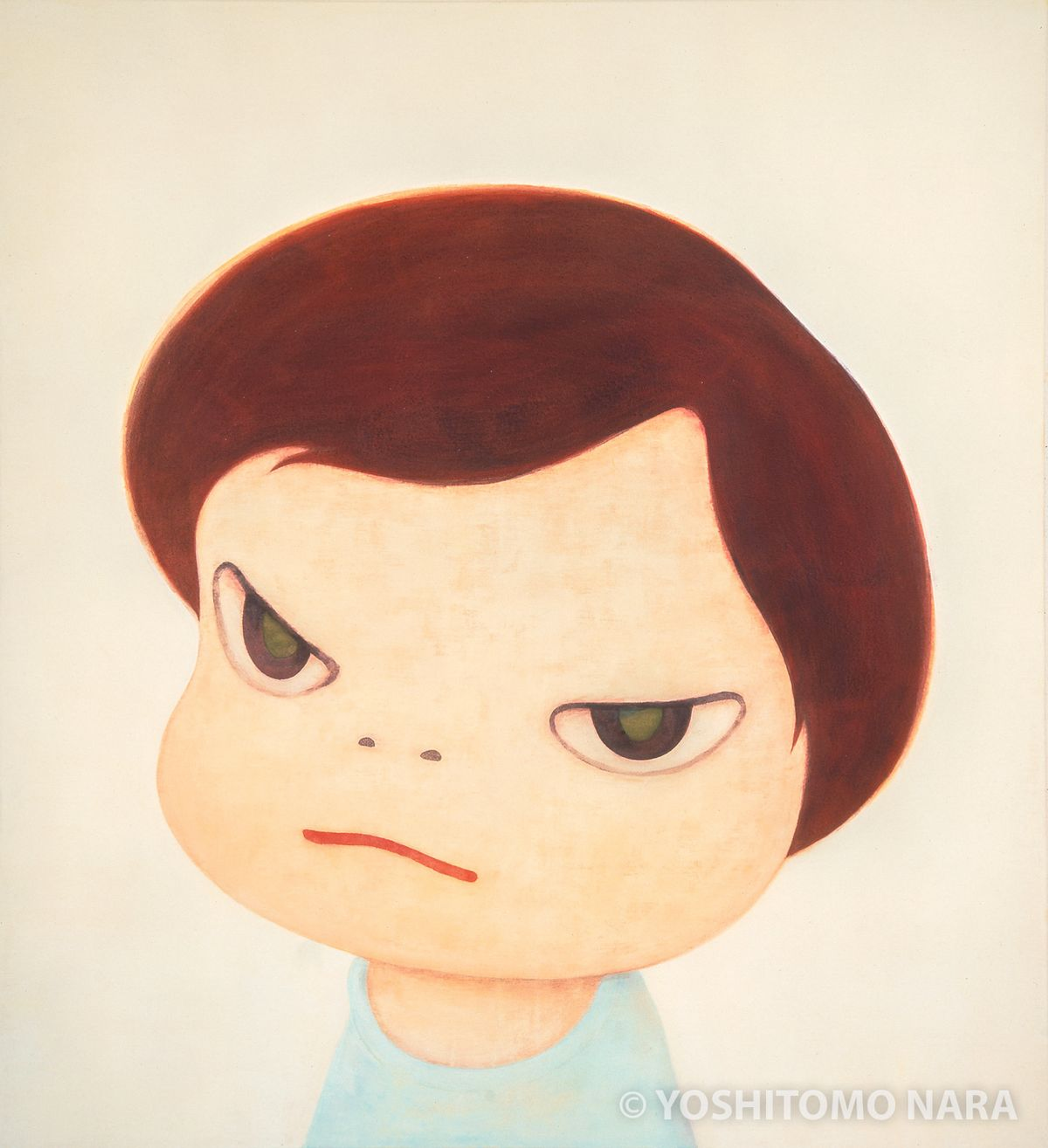 Une image de « The Boy » de Yoshitomo Nara. Il est représenté avec une coupe au bol et porte une chemise bleue. Son expression faciale est sérieuse et en colère.