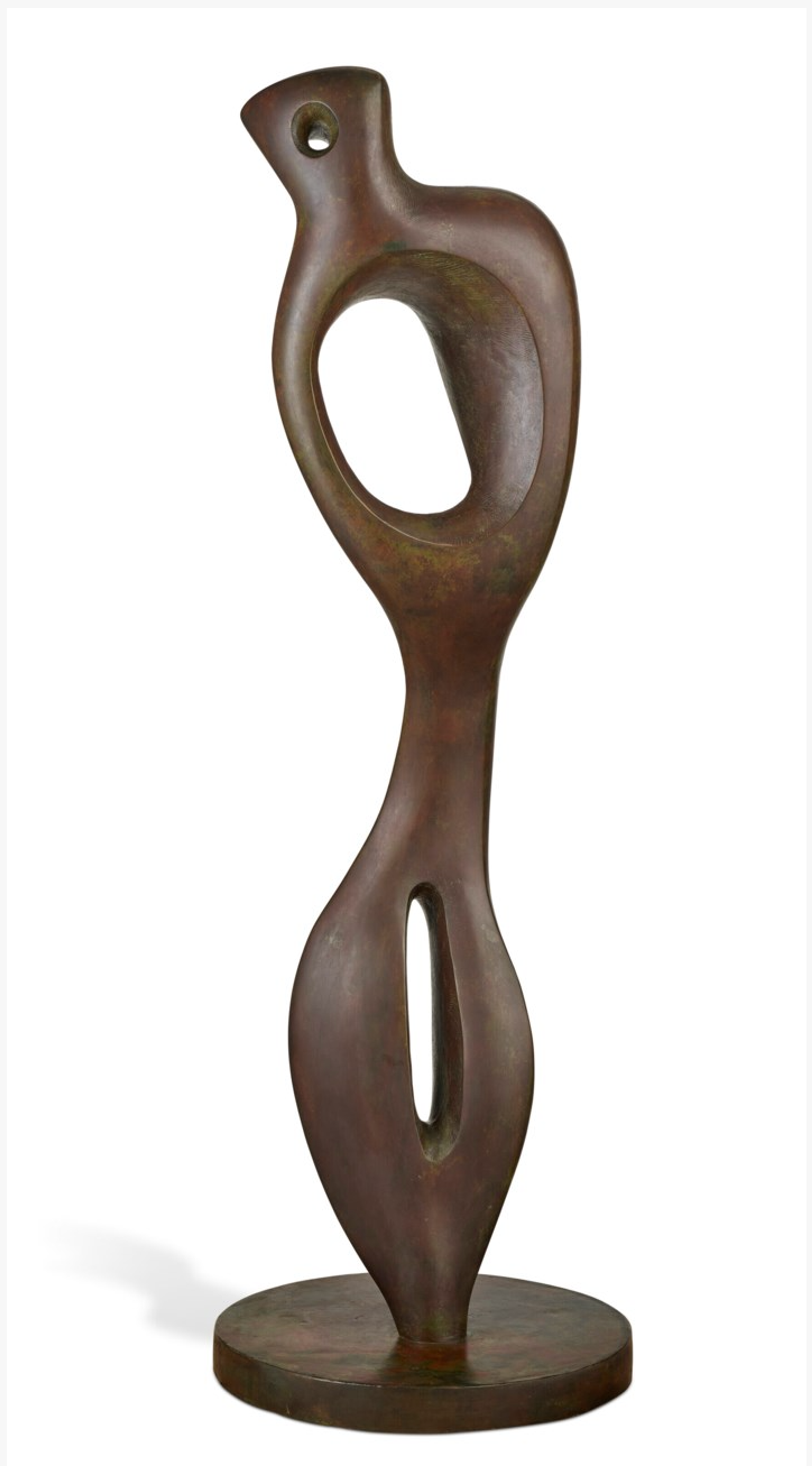 Sculpture abstraite s'élevant d'une base circulaire, dotée d'une forme sinueuse et percée de trois trous creux de tailles différentes dispersés sur l'ensemble de l'œuvre.