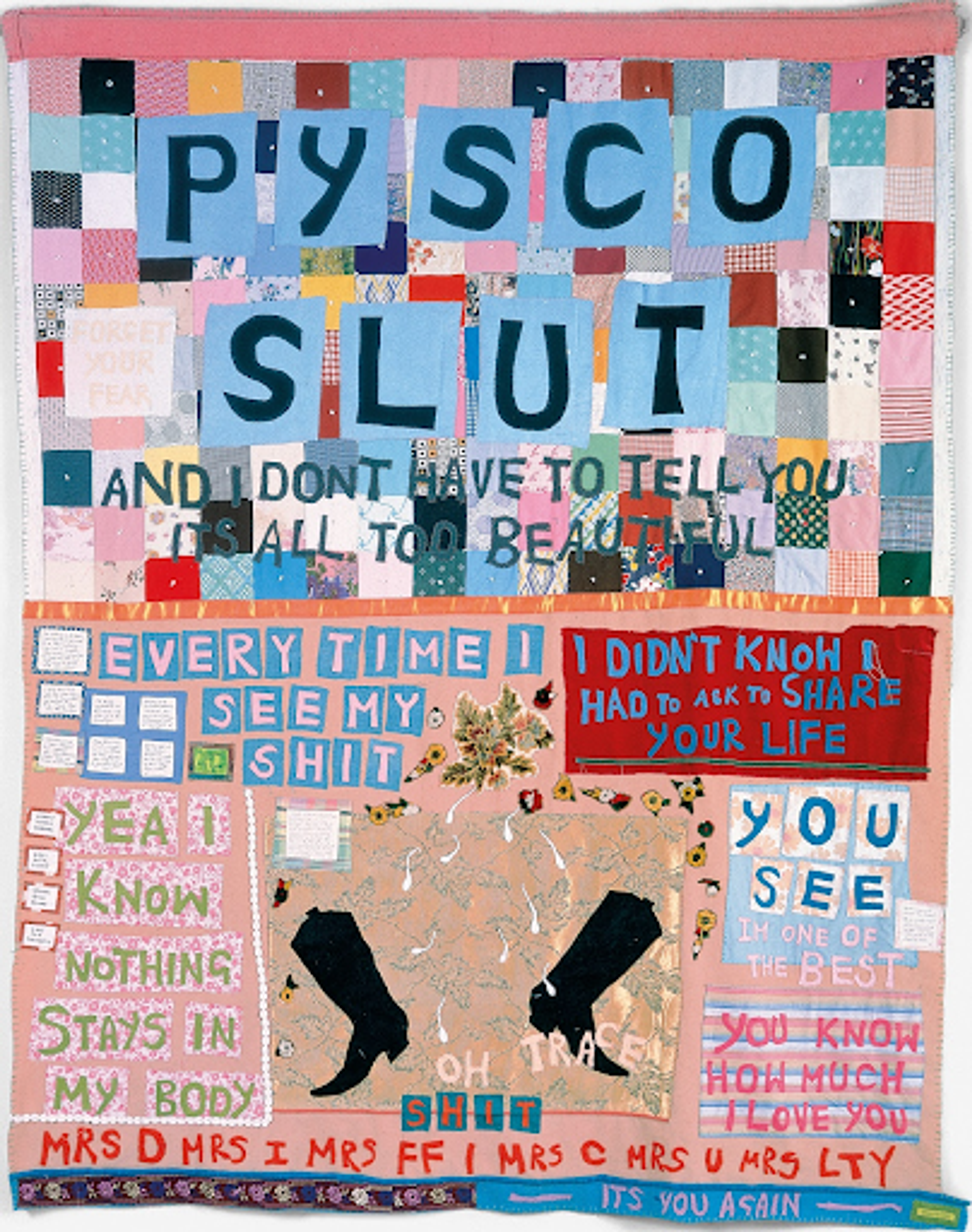« Psycho Slut » de Tracey Emin. Une œuvre d'art textile réalisée sous forme de courtepointe aux tons roses et orangés, ornée d'un texte multicolore.