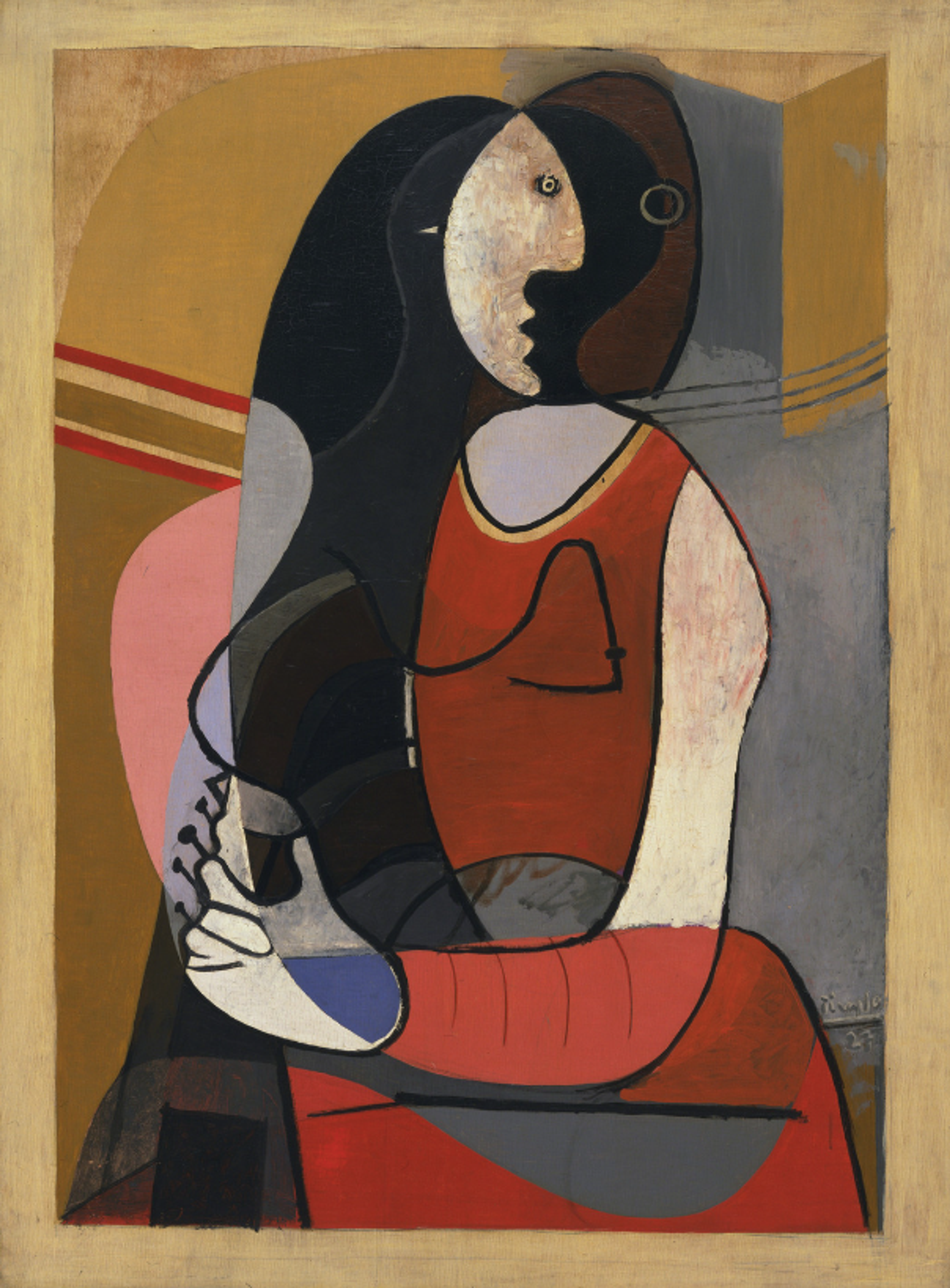 Une peinture cubiste abstraite intitulée « Seated Woman » de Pablo Picasso, représentant une figure féminine fragmentée assise, les bras croisés, portant un chapeau et une robe rayée, sur un fond beige.