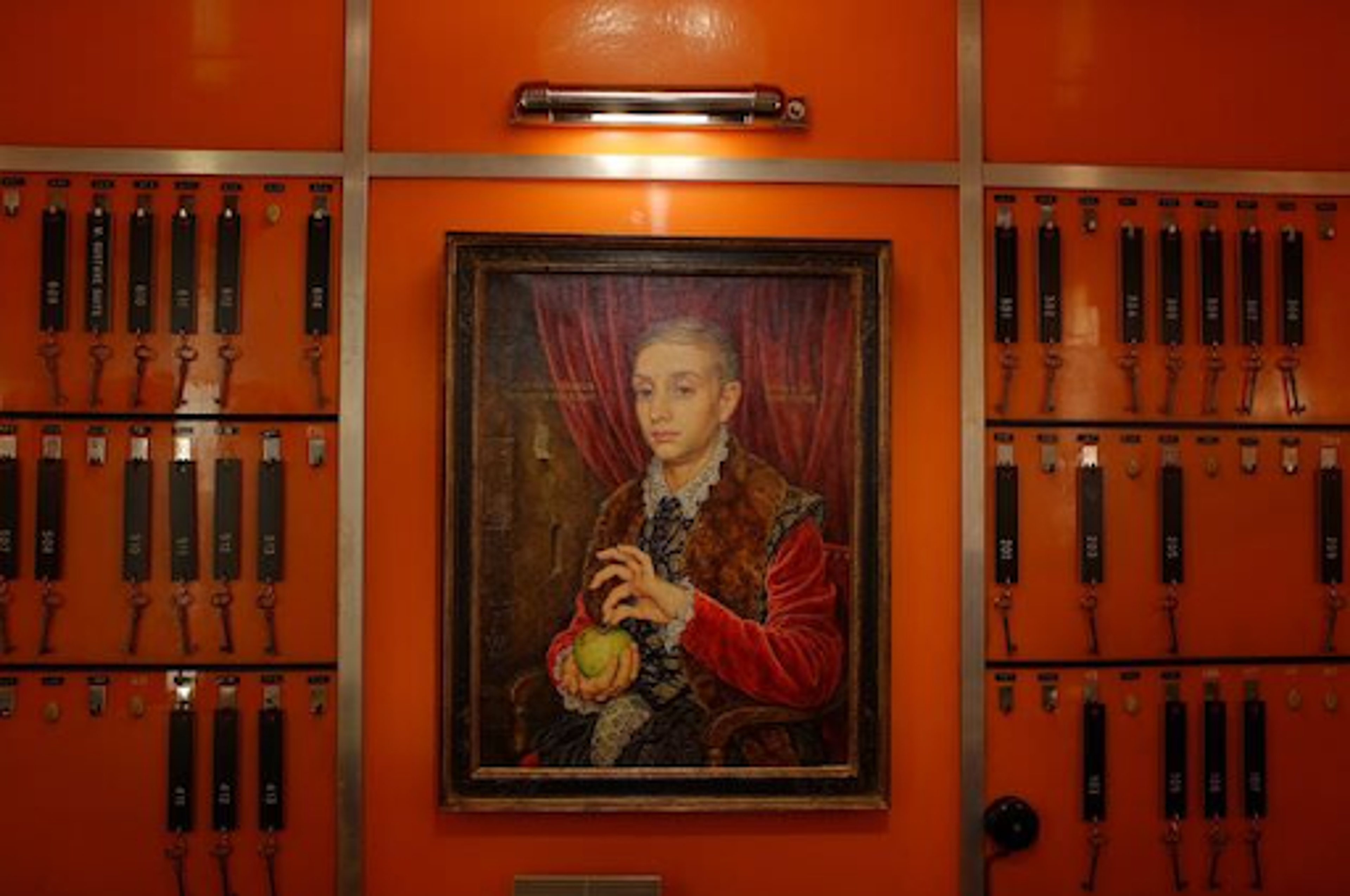 Photographie issue de la production du film « The Grand Budapest Hotel ». Portrait d'un garçon tenant une pomme verte.