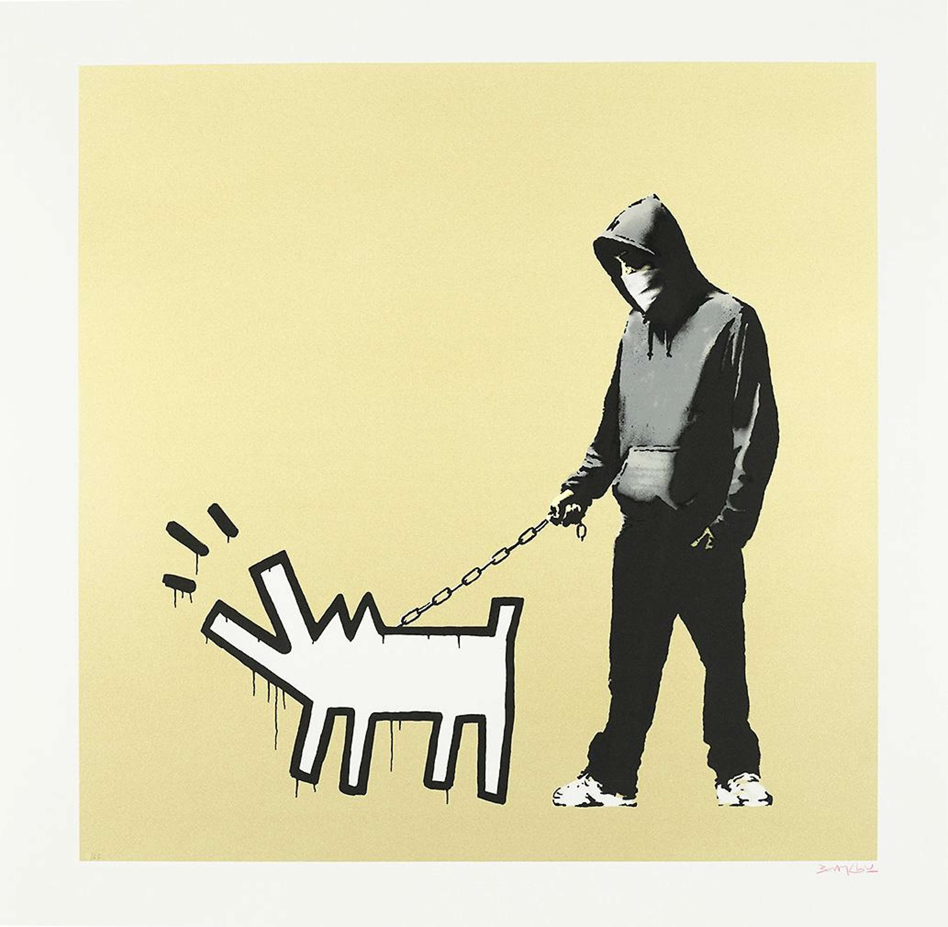 Une sérigraphie de Banksy représentant une personne vêtue d'un jean et d'un sweat à capuche, tenant en laisse un chien caricaturé à la manière de Keith Haring, le tout sur un fond doré et encadré d'une bordure blanche.