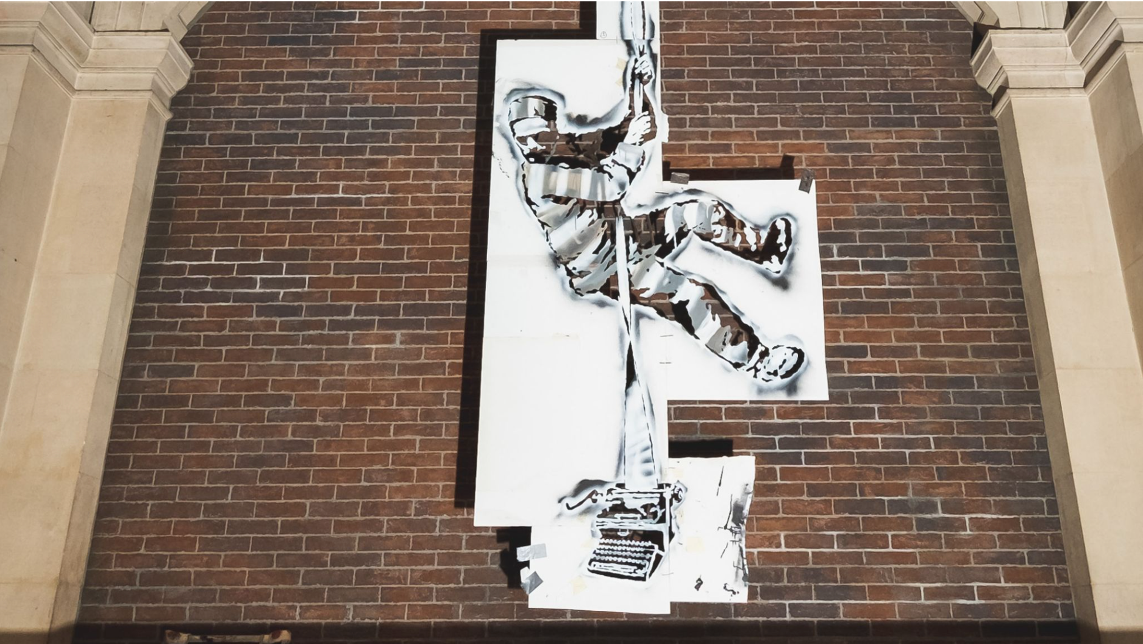 Pochoir pour la fresque « Reading Prison » par Banksy - MyArtBroker
