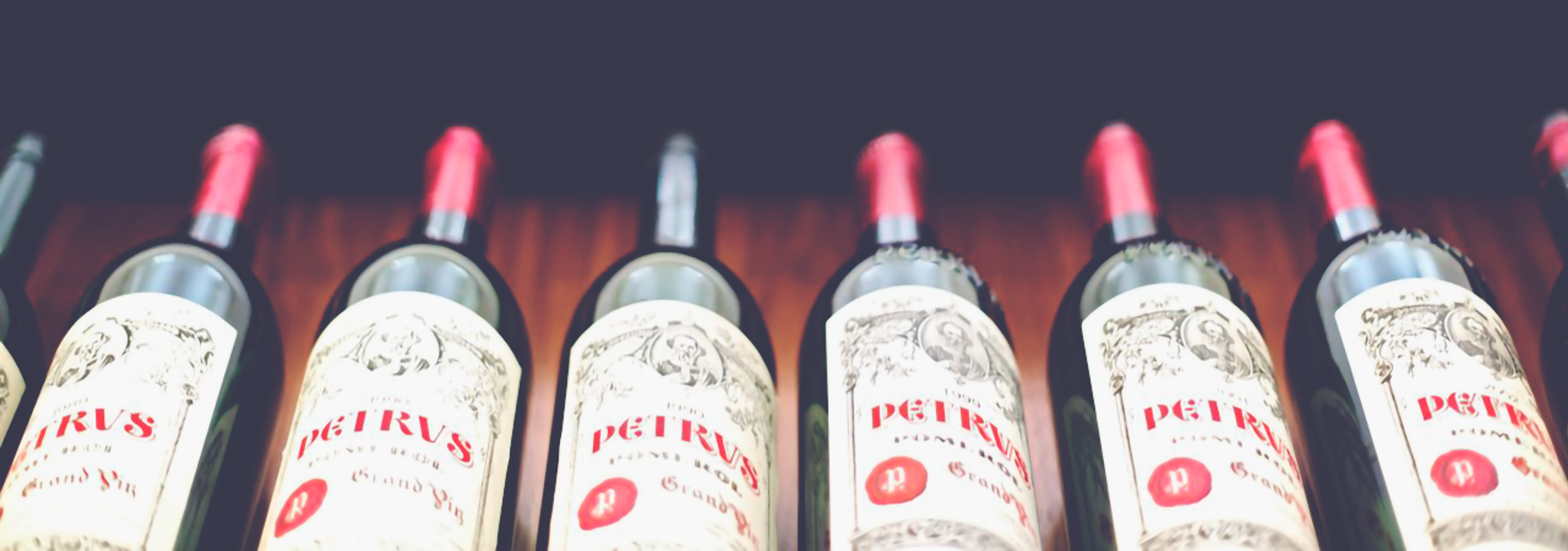 Une image de plusieurs bouteilles de Château Pétrus, l'une des bouteilles de vin les plus chères sur le marché.