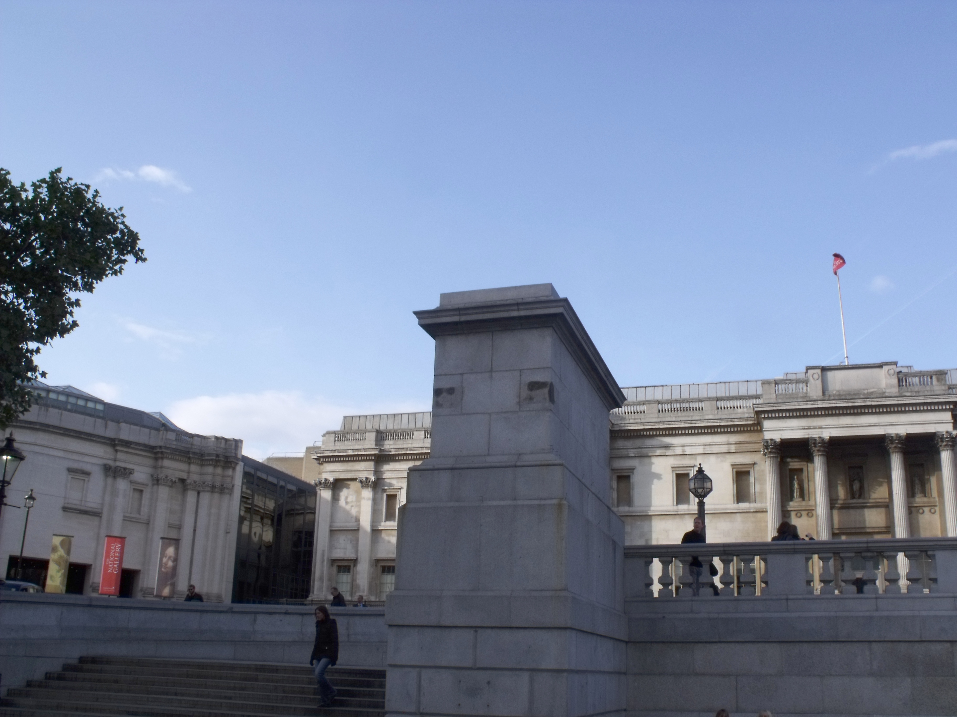 Une photographie du quatrième socle vide de Trafalgar Square, à Londres.