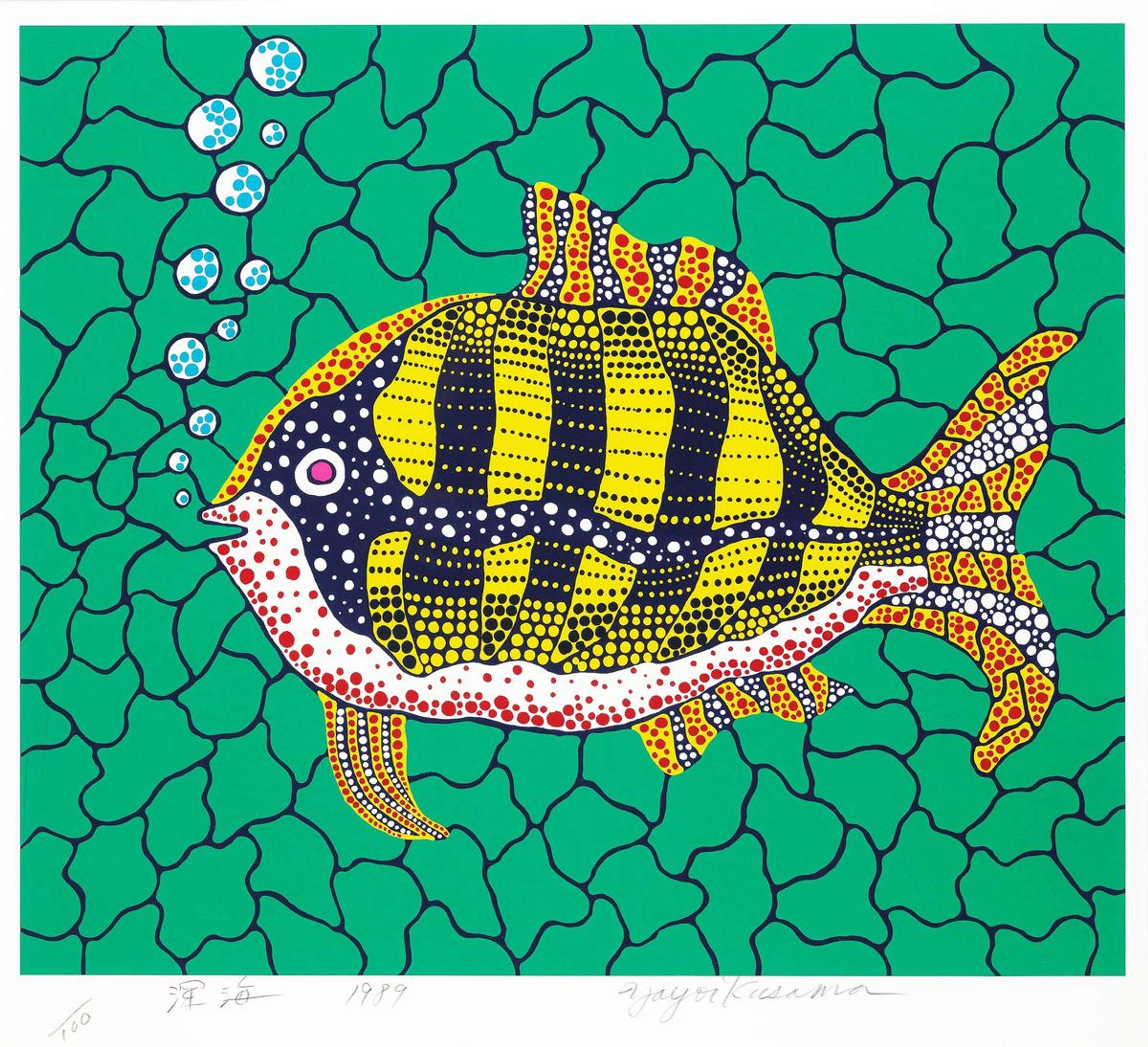 « Depths Of The Sea » de Yayoi Kusama. Un poisson composé de pois bleus, blancs, jaunes et rouges sur un fond à motifs de filet vert.