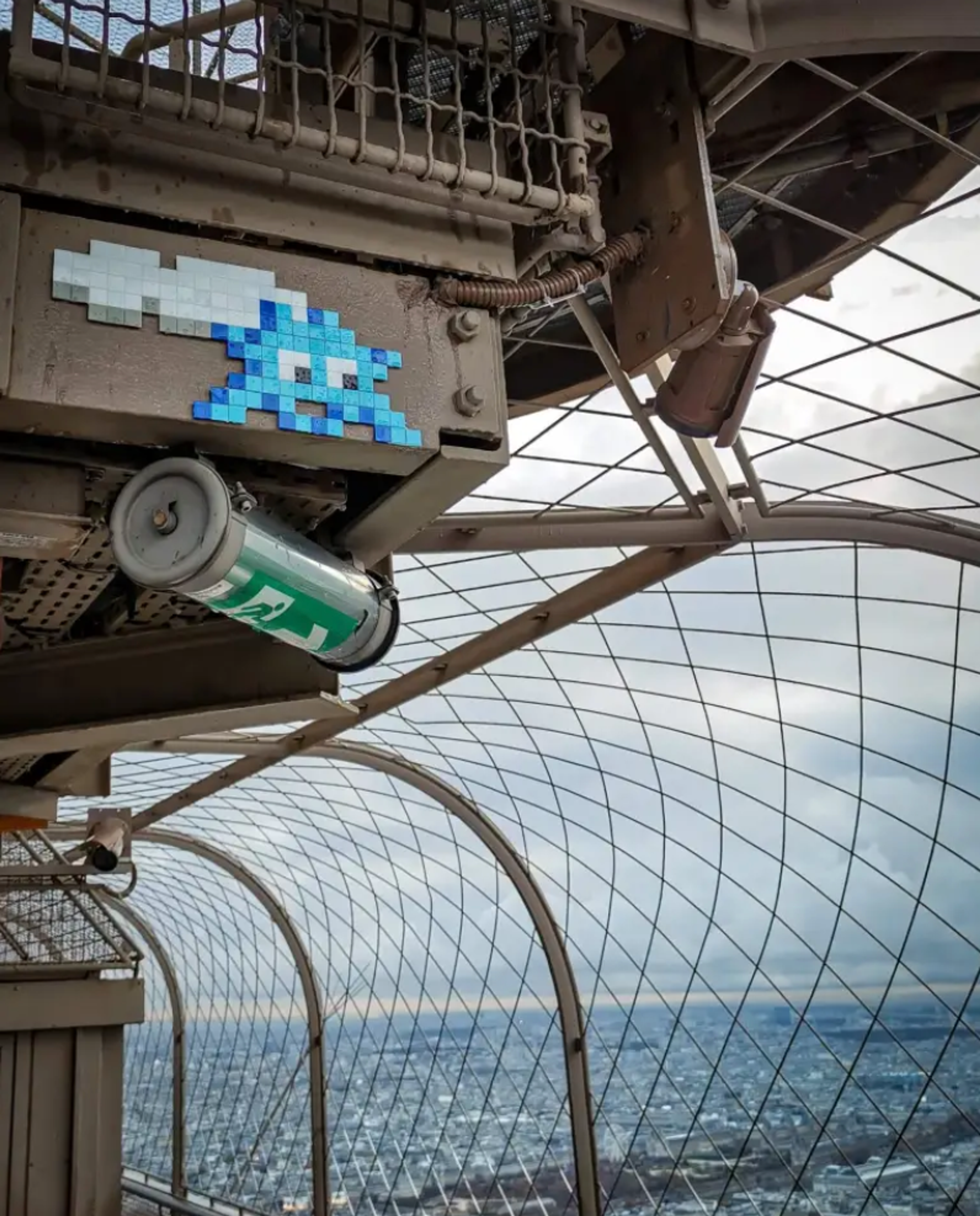 Mosaïque au sommet de l'Eiffel Tower, Paris par Invader