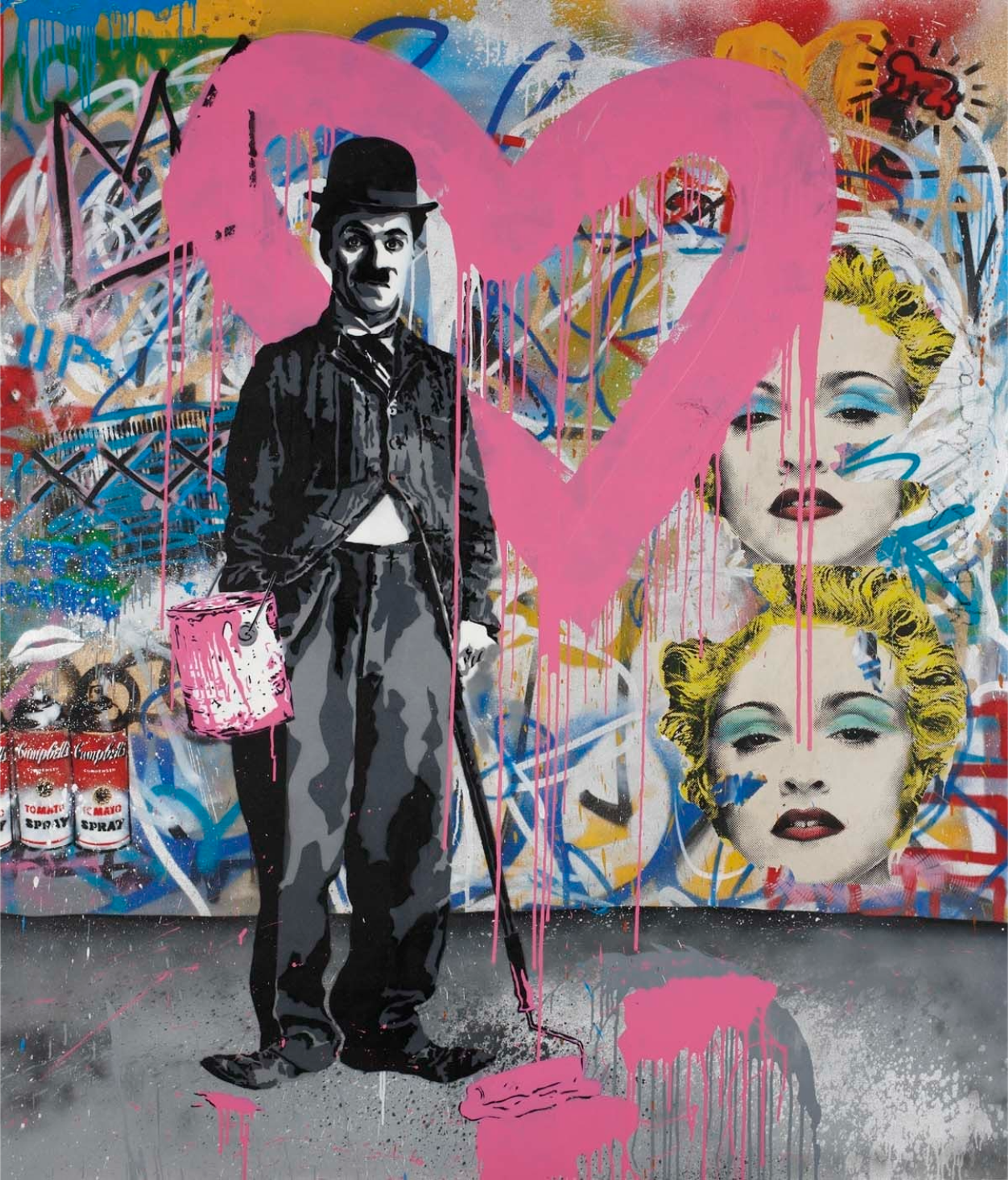 Une image de la peinture « Charlie Chaplin Pink » de Mr Brainwash, montrant une version monochrome de l'acteur Charlie Chaplin tenant un seau de peinture et un rouleau. Il contraste fortement avec l'arrière-plan coloré, qui présente des images de la chanteuse Madonna, des boîtes Campbell's Soup d'Andy Warhol et des couronnes de Basquiat.