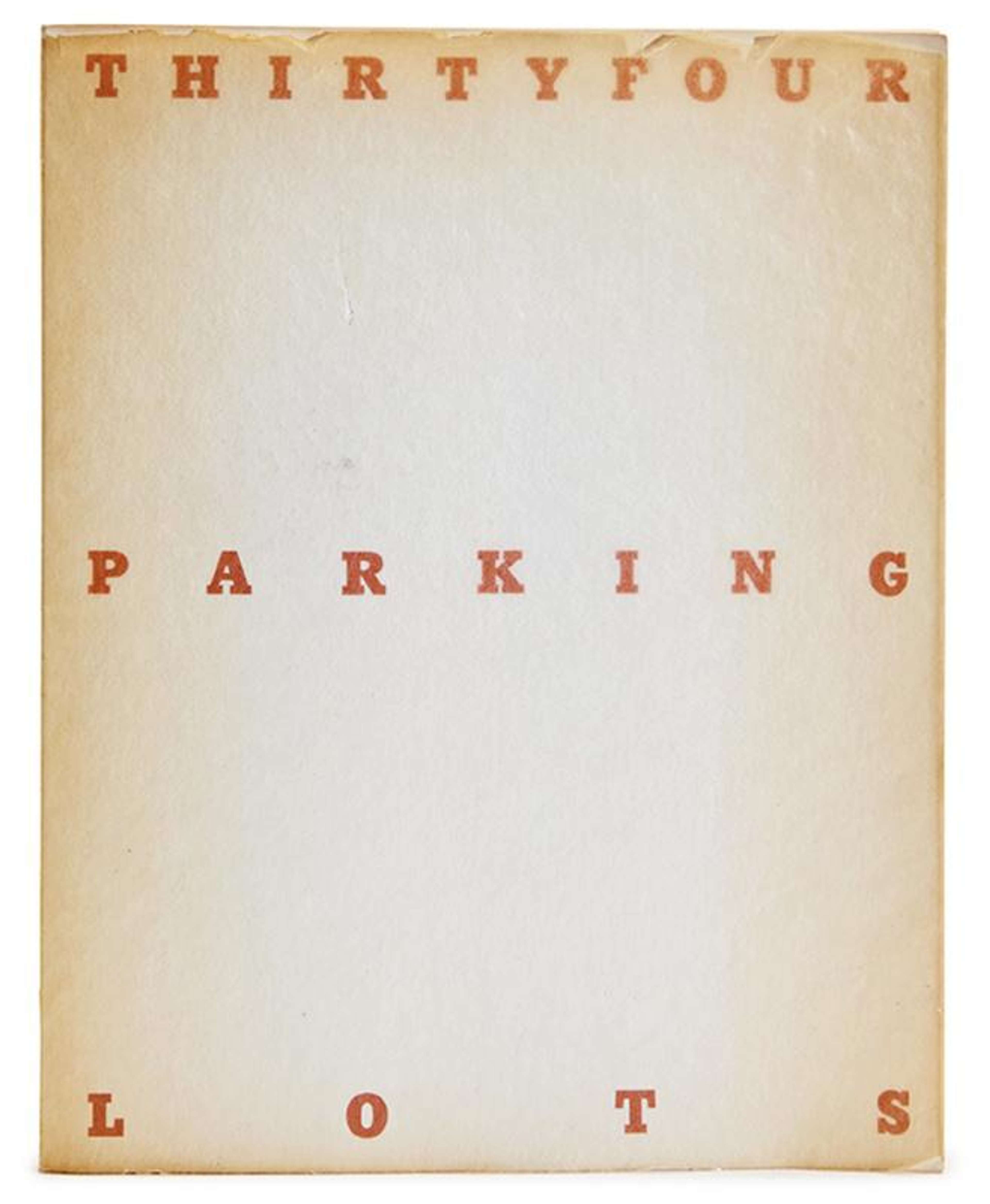 Couverture de l'artiste Ed Ruscha, livre d'artiste de 1967 intitulé « Thirtyfour Parking Lots In Los Angeles ». Les mots « Thirtyfour Parking Lots » sont représentés dans un orange atténué, centrés sur un fond ivoire.