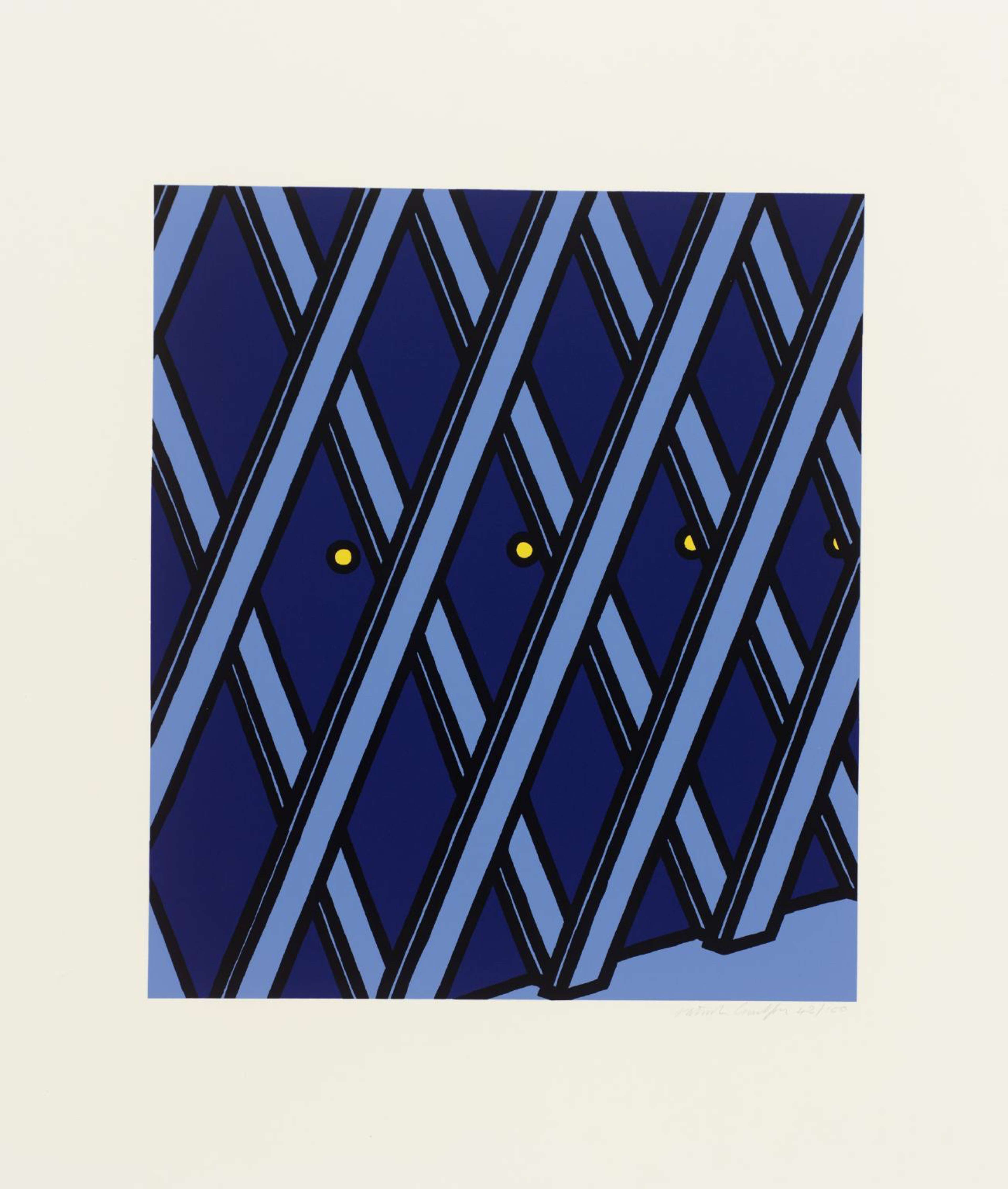 Une estampe de l'artiste Patrick Caulfield, représentant une clôture à motif losange affichée dans des nuances de bleu.