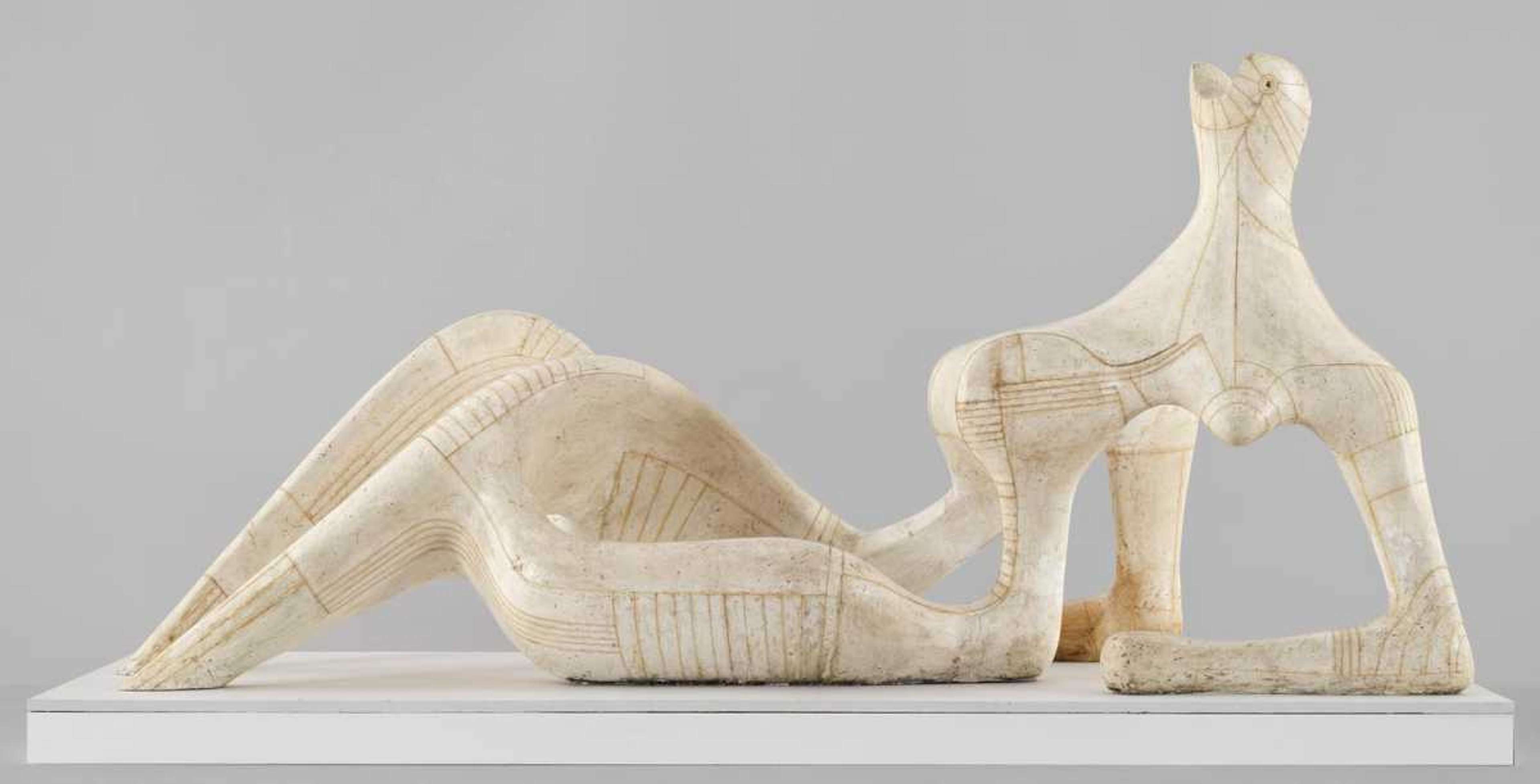 Sculpture abstraite d'une figure allongée aux genoux pliés, soutenue par ses avant-bras.