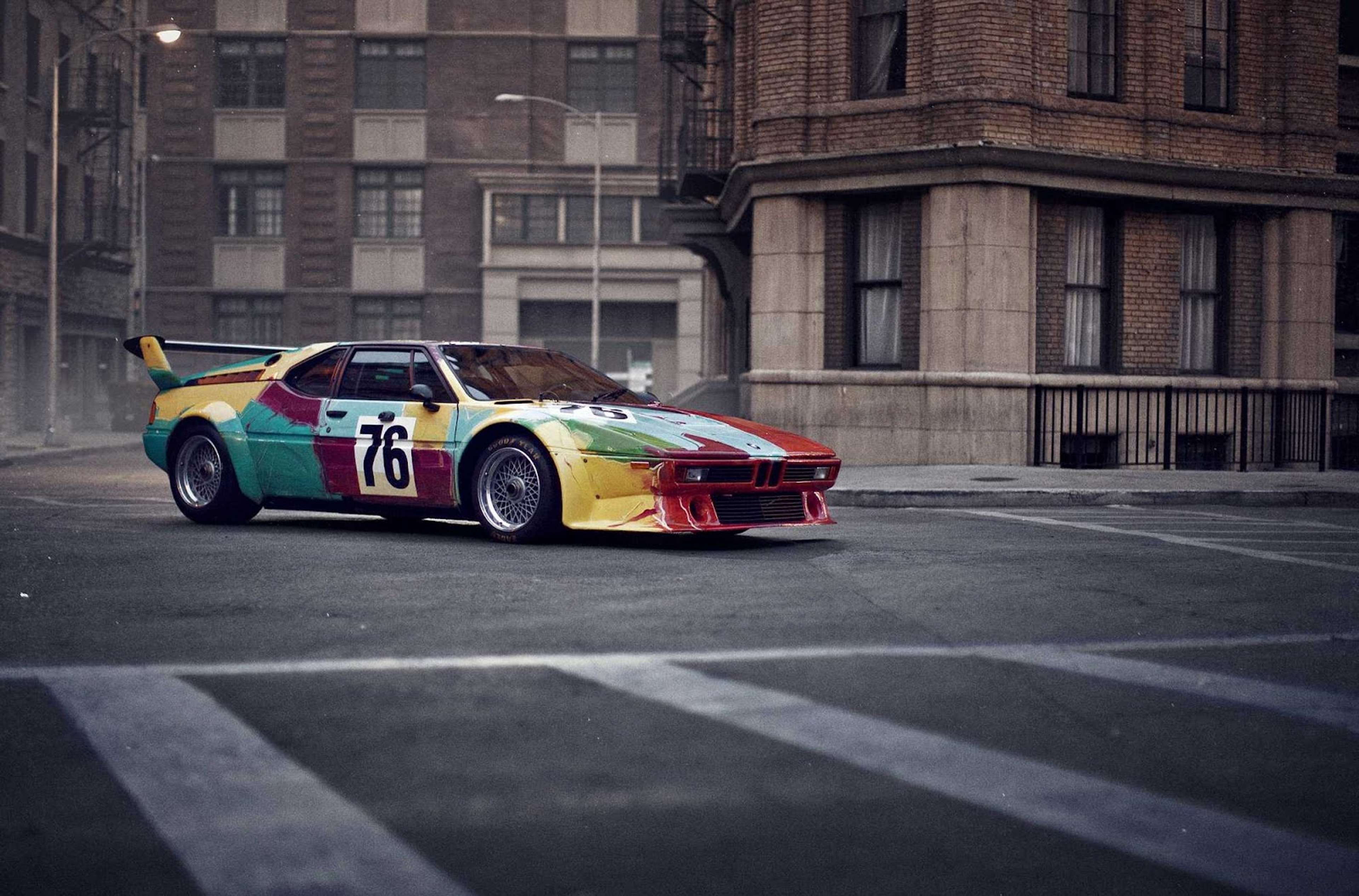 Une voiture BMW conçue par Andy Warhol en 1979, recouverte de rayures et de coups de pinceau vibrants et multicolores qui rappellent le style pop art de Warhol.