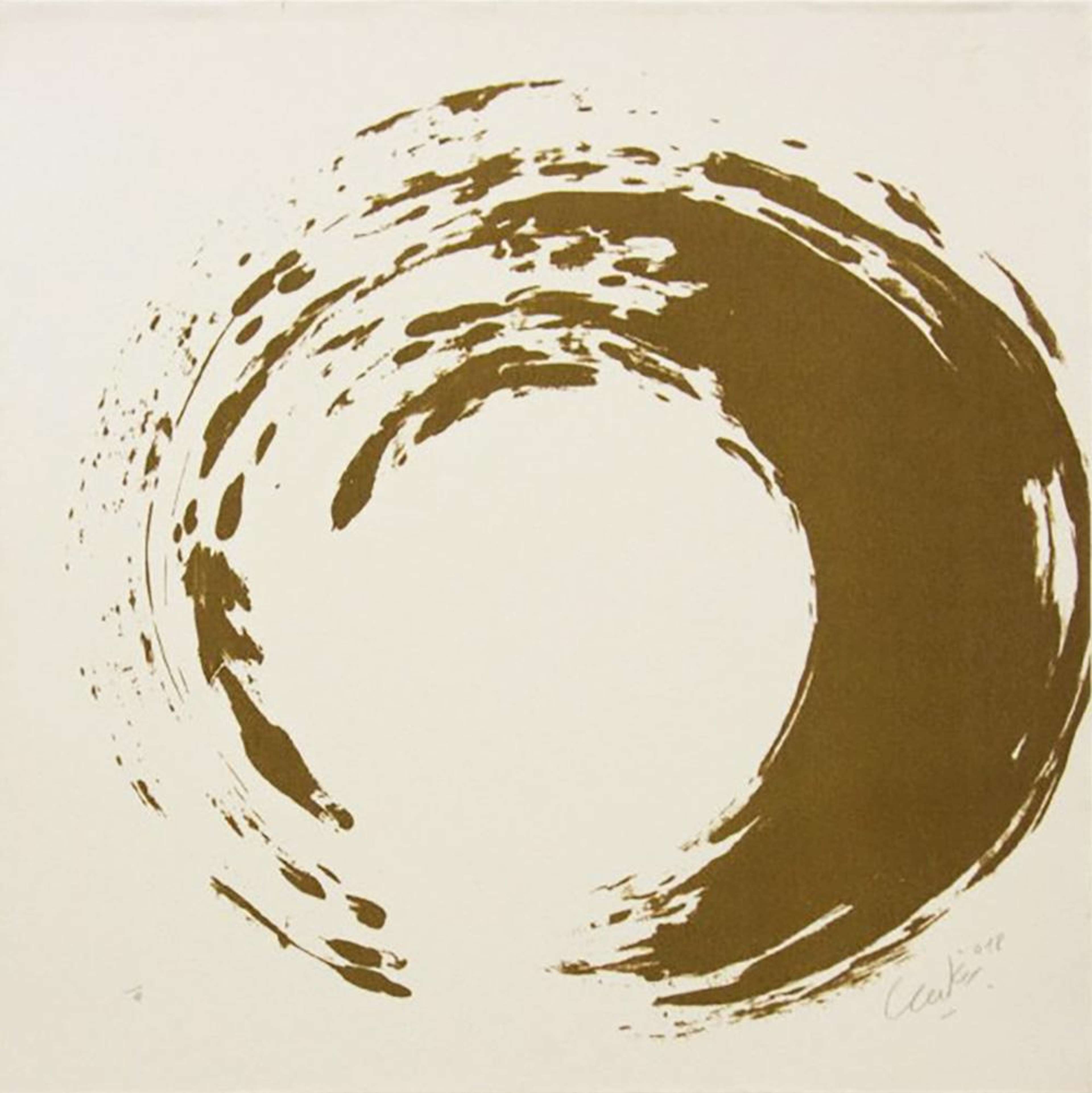 Un cercle doré créé avec un seul trait continu d'un pinceau large. Alors que l'encre commence à manquer sur le côté gauche, le cercle présente des lacunes, des lignes et des taches.