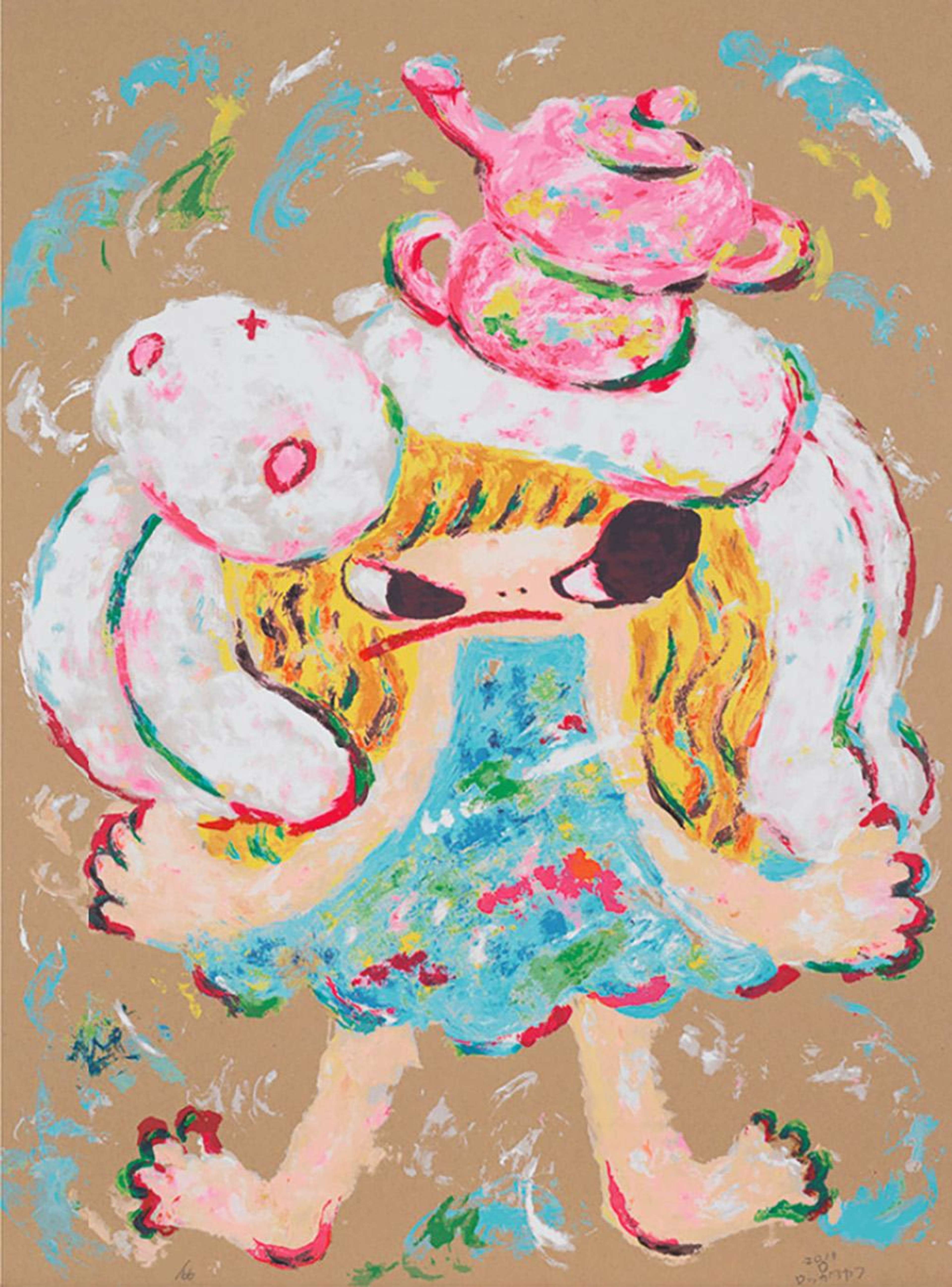 Une illustration naïve représentant une fillette blonde et grincheuse, avec un lapin blanc en peluche et une théière rose sur la tête. L'artiste a utilisé la peinture au doigt pour créer un effet désordonné et coloré.