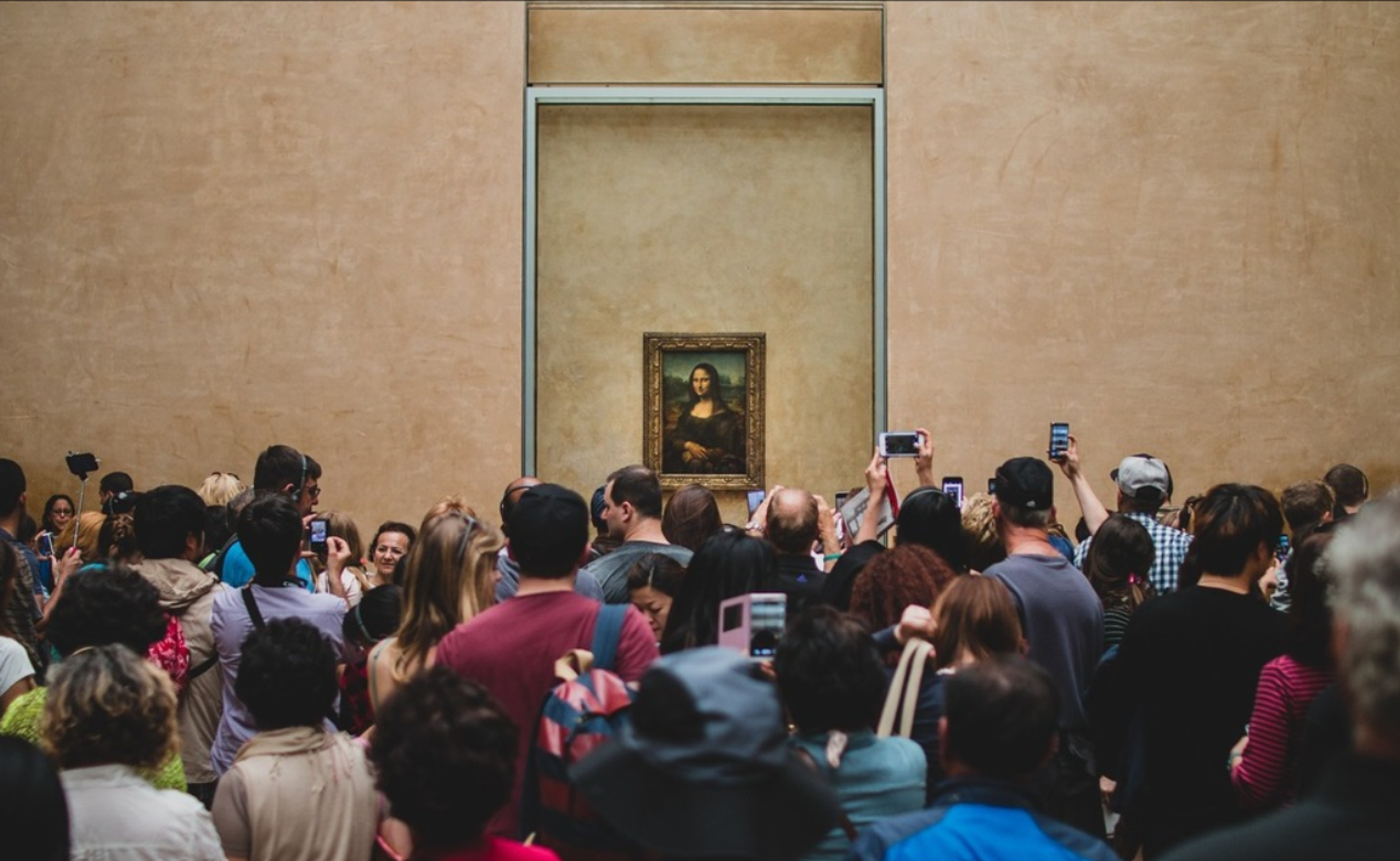 Une foule de gens prenant des photos d'une petite œuvre d'art