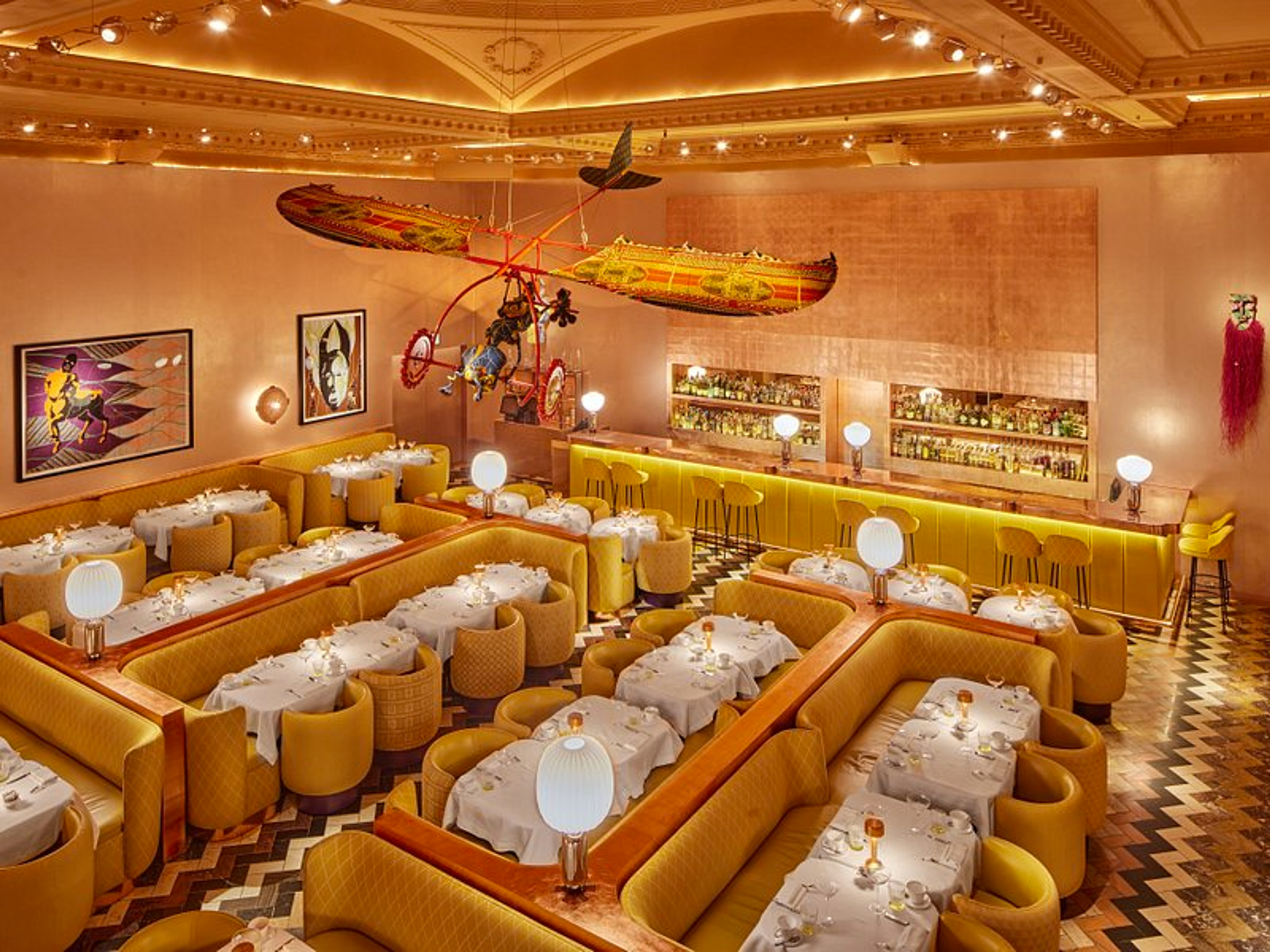 Vue plongeante sur le restaurant Sketch, avec sa nouvelle palette de couleurs dans des tons de jaune et d'or.