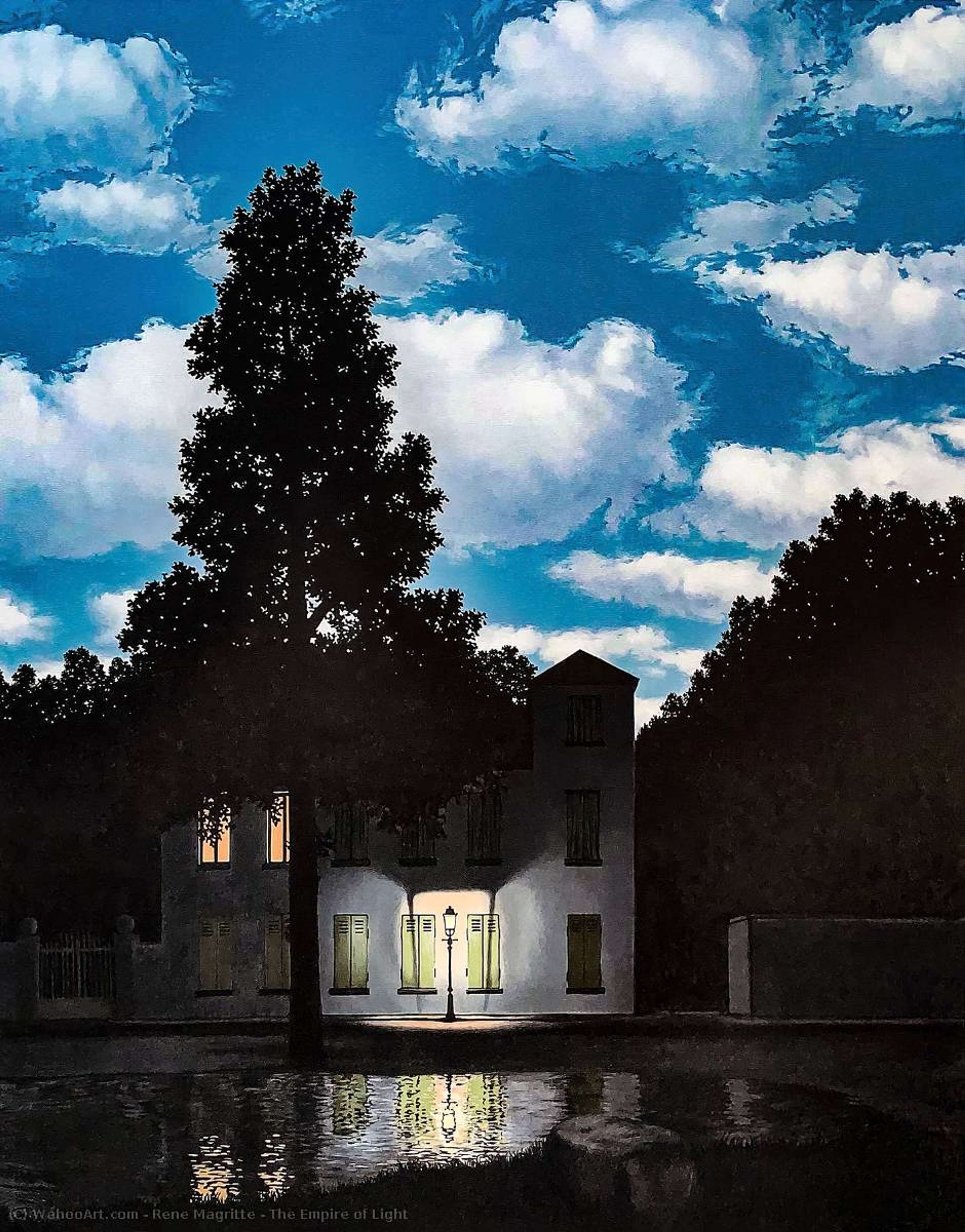 Une maison silencieuse, éclairée par un lampadaire incandescent, se tient dans l'ombre profonde de la nuit, tandis que son au-dessus, un ciel bleu vif parsemé de nuages blancs et duveteux luit comme en plein jour, se reflétant dans une étendue d'eau immobile en contrebas.