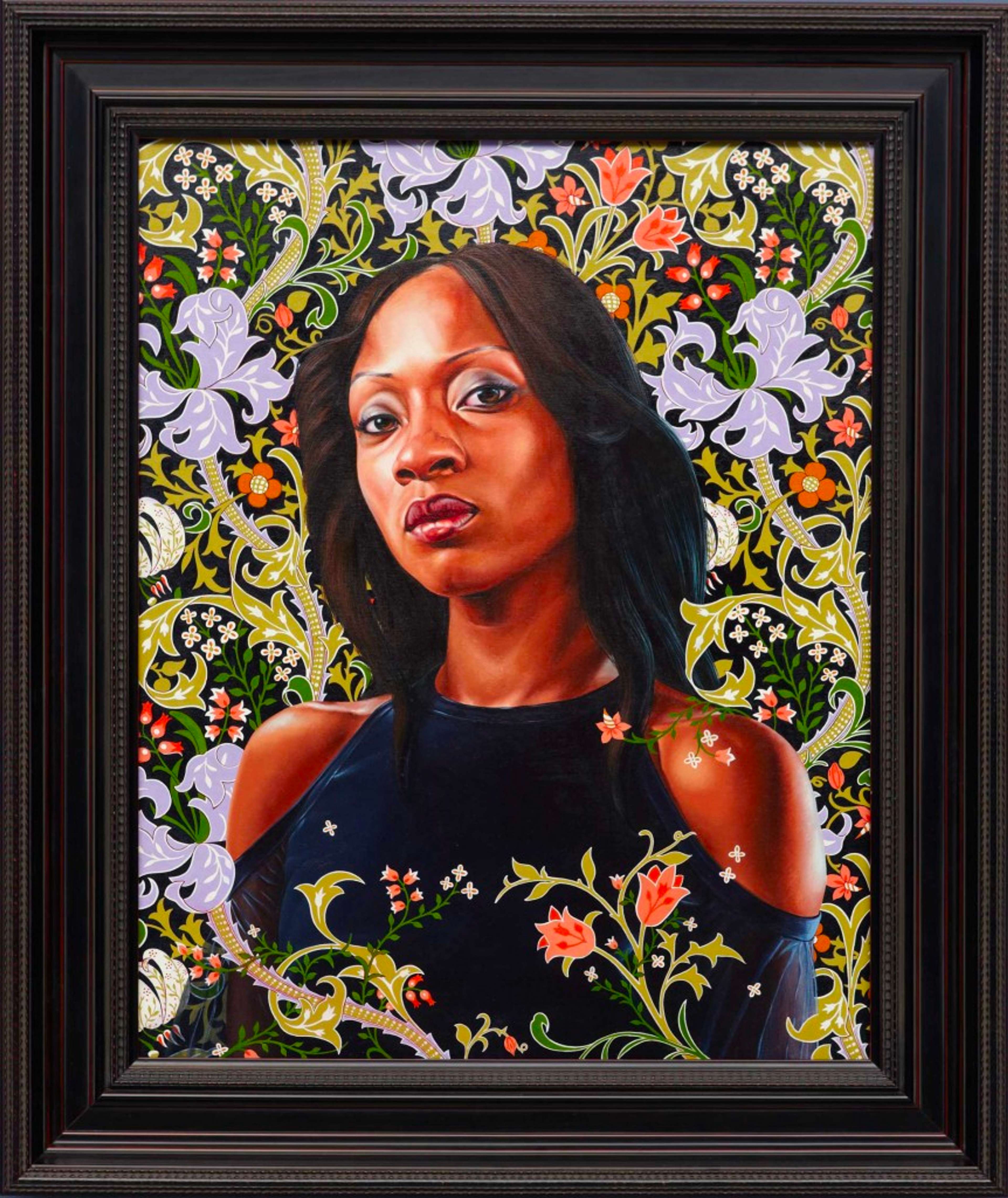 Un portrait d'une jeune femme vêtue d'un haut noir à col montant et découpes aux épaules. Elle baisse légèrement les yeux vers l'objectif, photographiée sur un fond floral graphique.