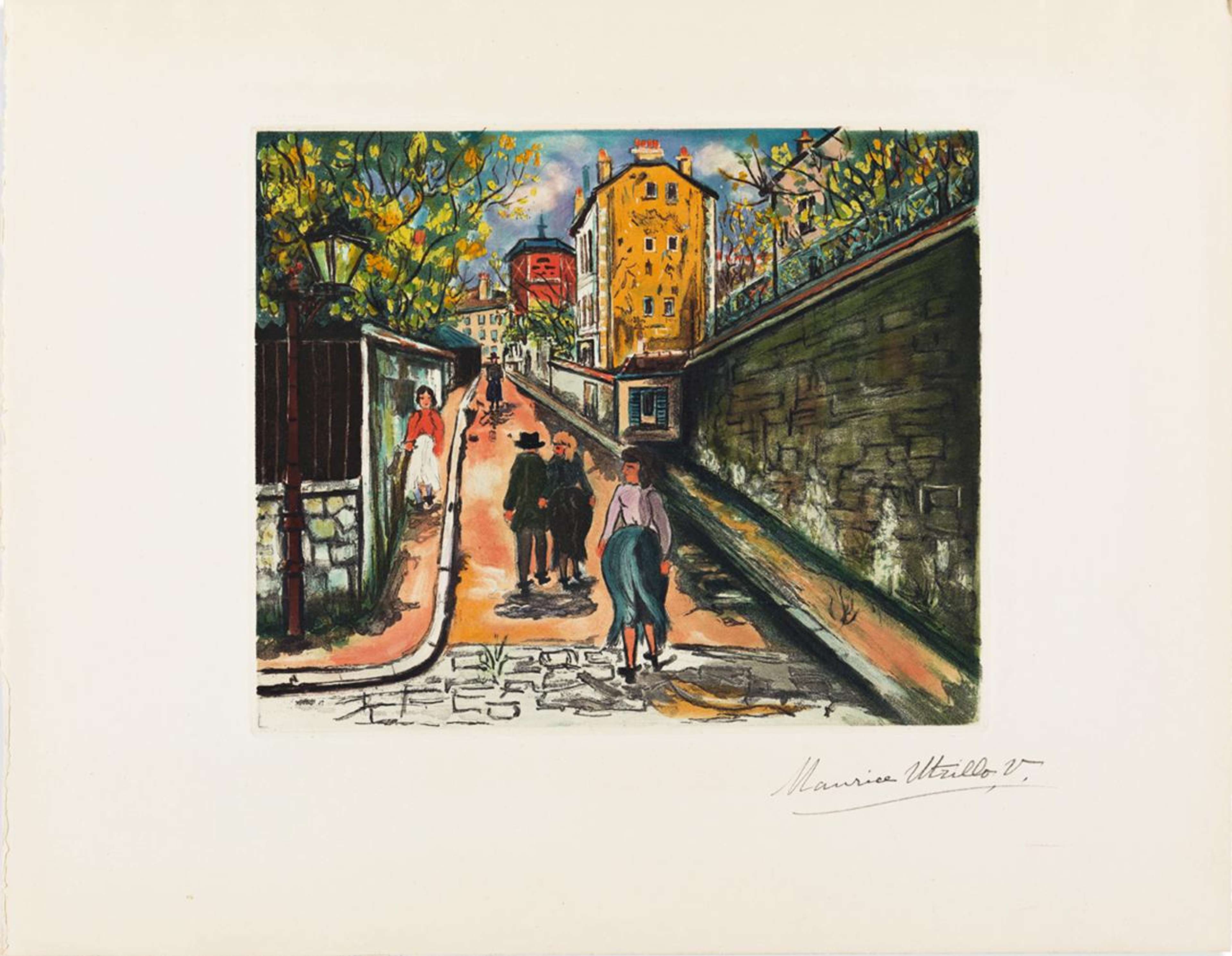 Une estampe à l'aquatinte représentant une rue pittoresque et pleine de caractère dans le quartier de Montmartre à Paris. L'œuvre met en lumière le charme de l'architecture parisienne, avec ses façades rustiques et ses rues pavées peintes dans la palette douce et sourde d'Utrillo. De hauts murs en pierre bordent une rue centrale qui mène à des maisons colorées en haut. Quelques personnes montent et descendent, et les feuilles des arbres dépassent le sommet des murs.